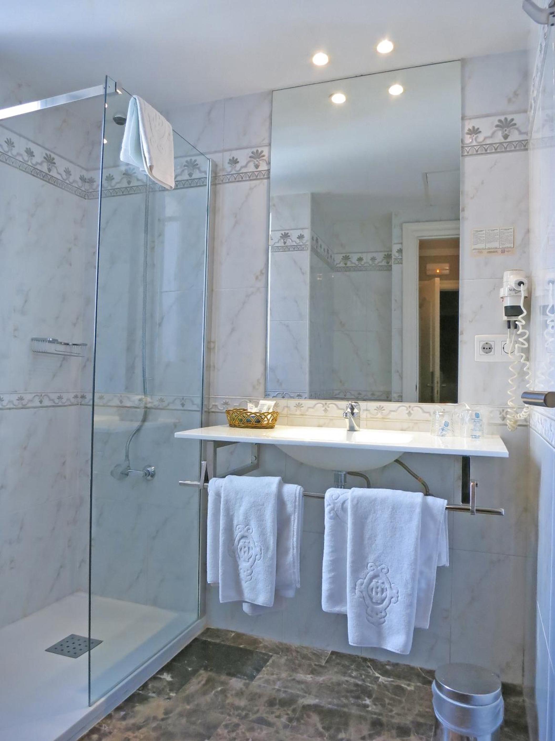 Double or Twin Room - Photo 24