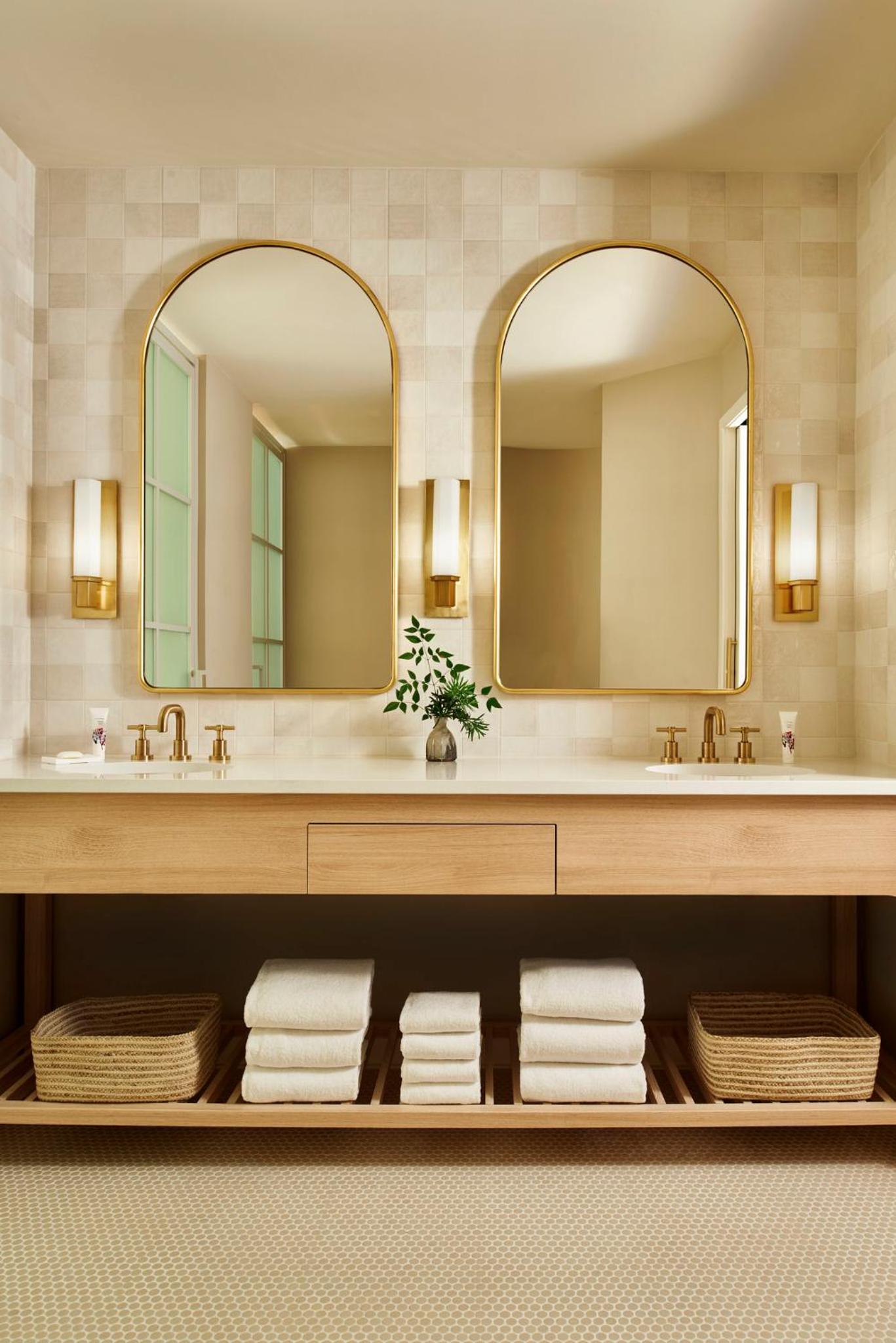 Grand King Suite with Balcony - Photo 6