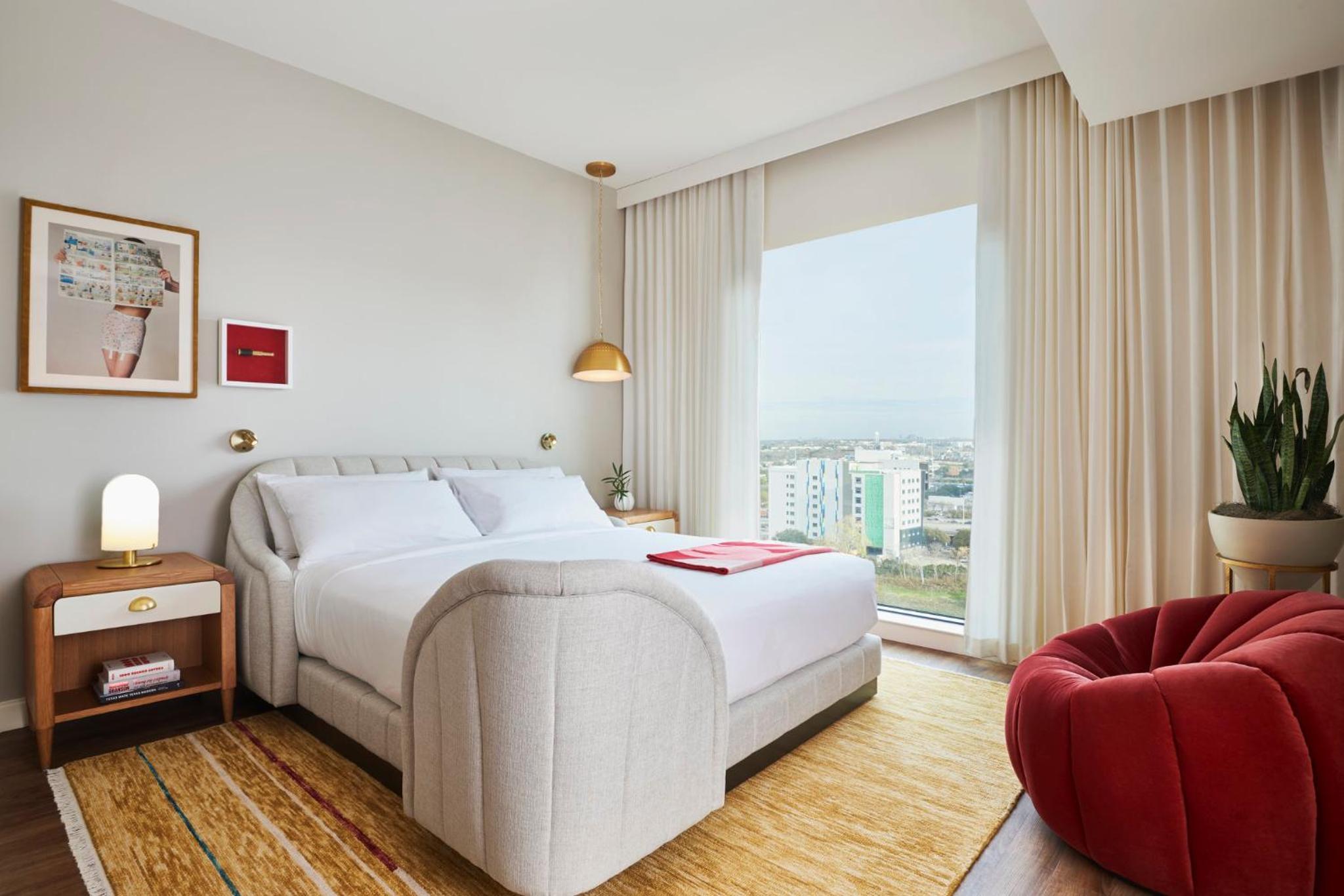 Grand King Suite with Balcony - Photo 10