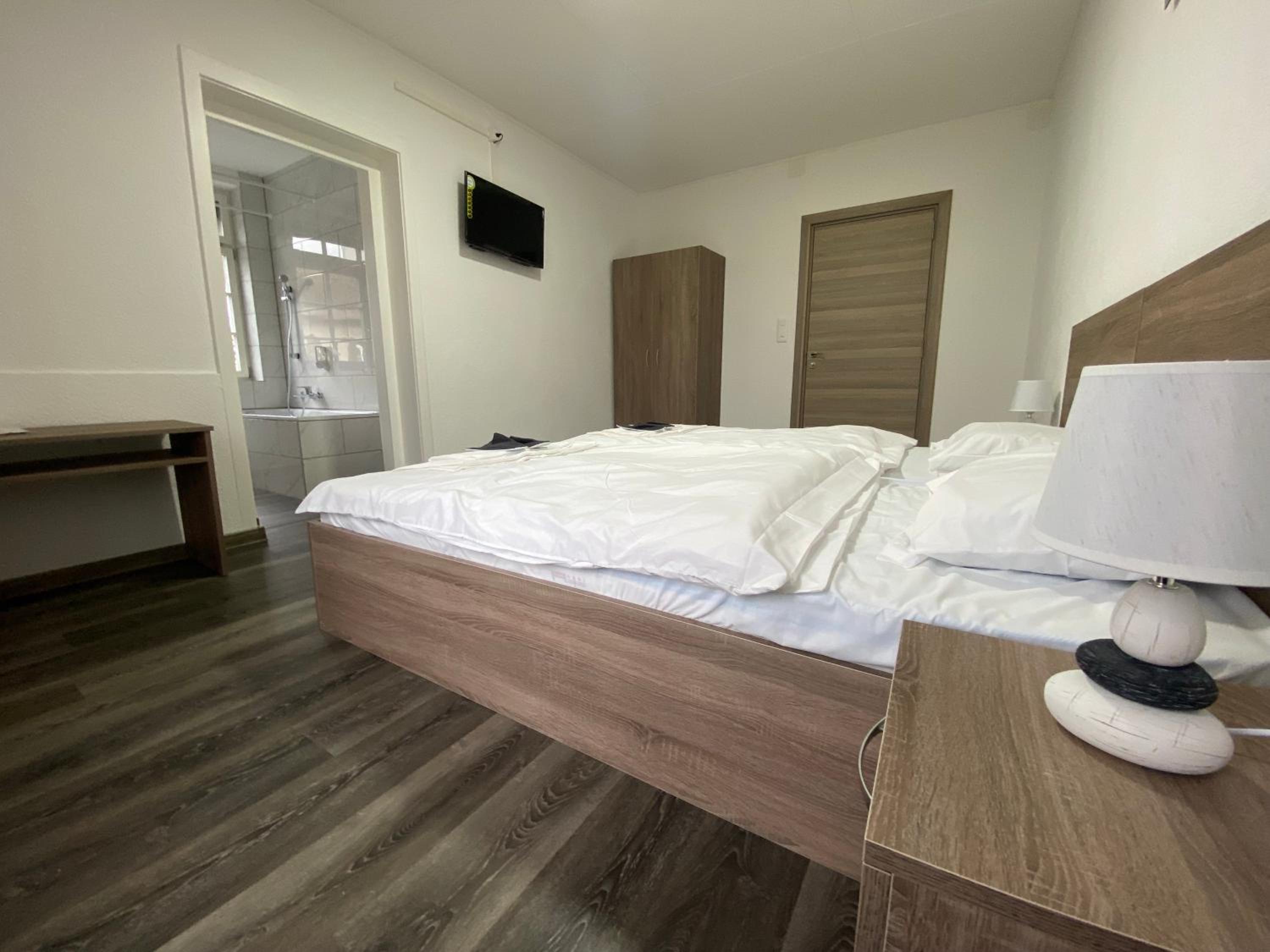 Double Room with Private Bathroom photo 3