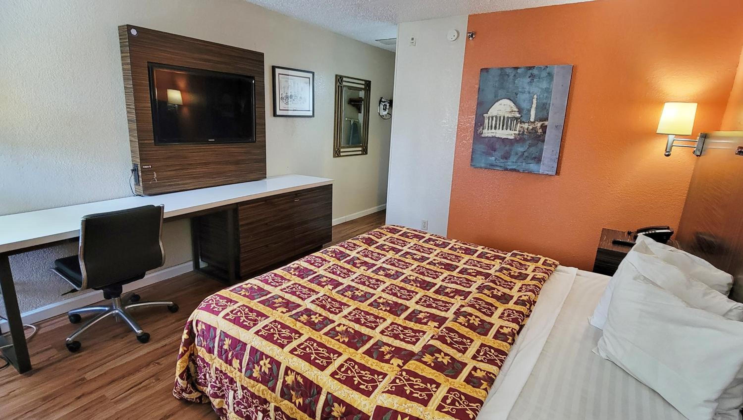 King Room with Refrigerator - Photo 5
