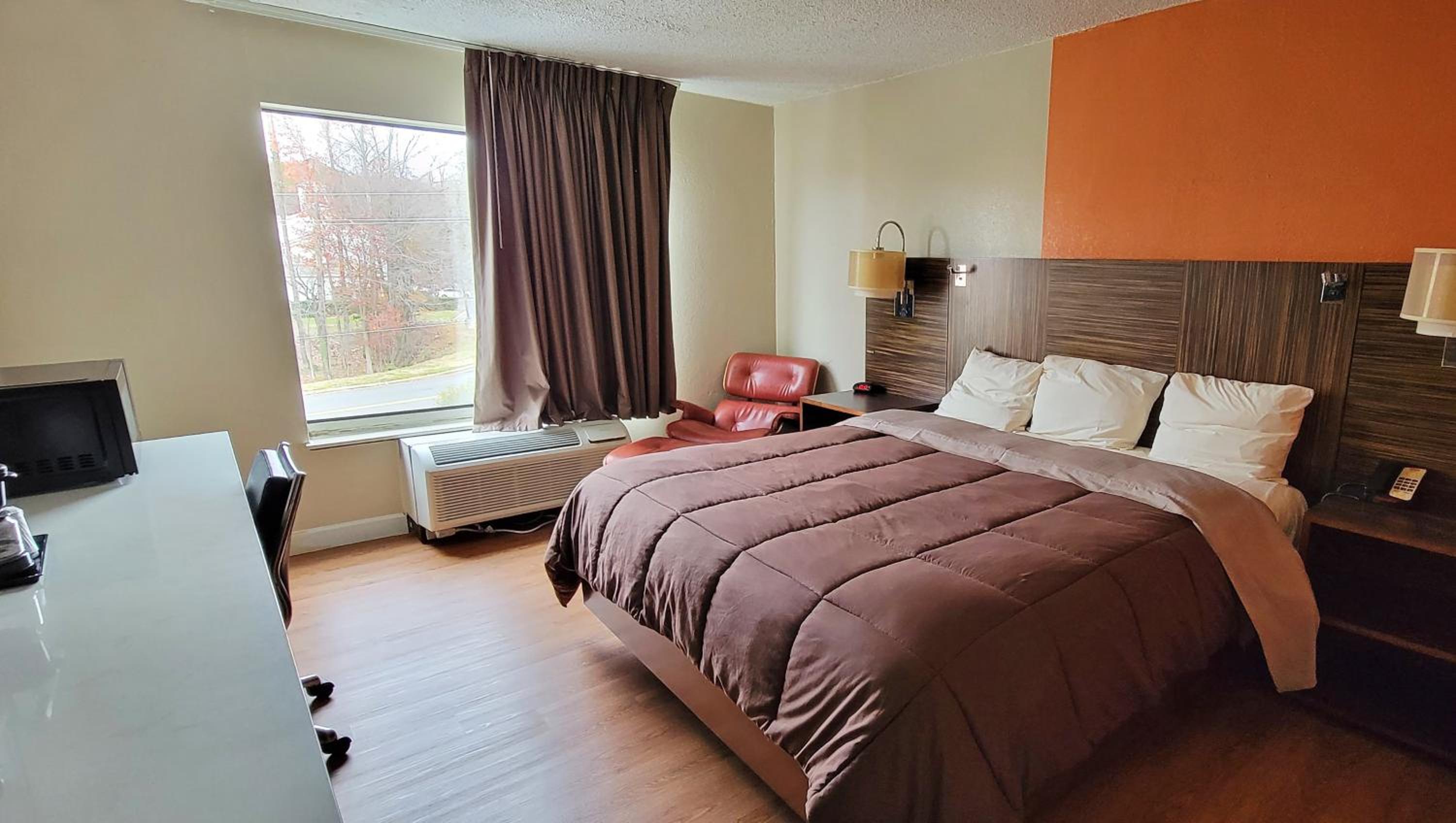 Deluxe Handicap King Room - Photo 4