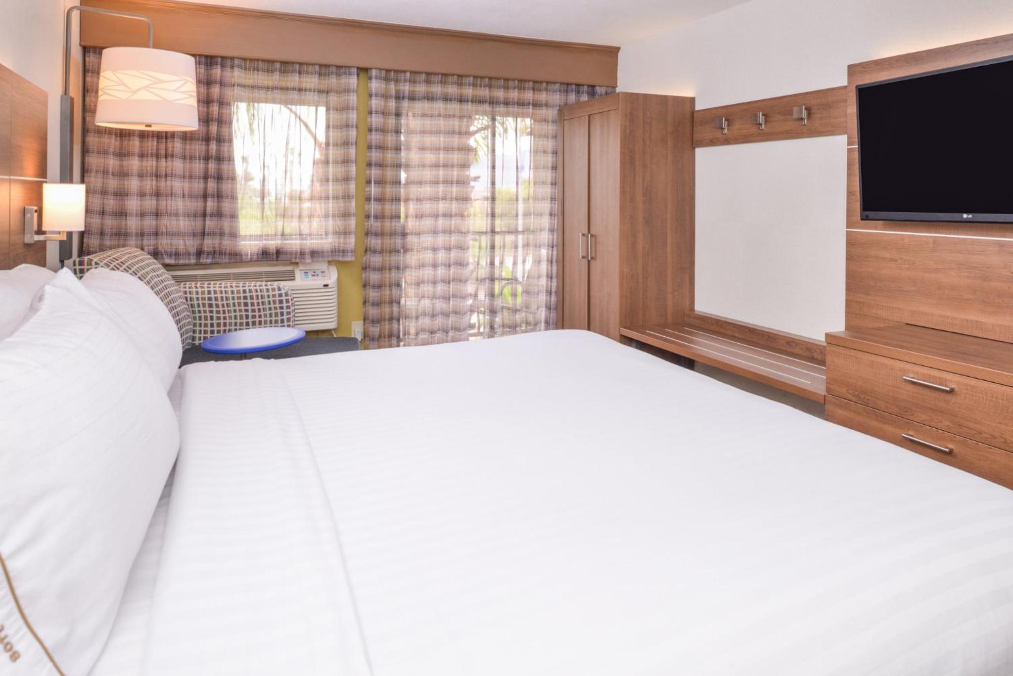 Standard King Room - Photo 3