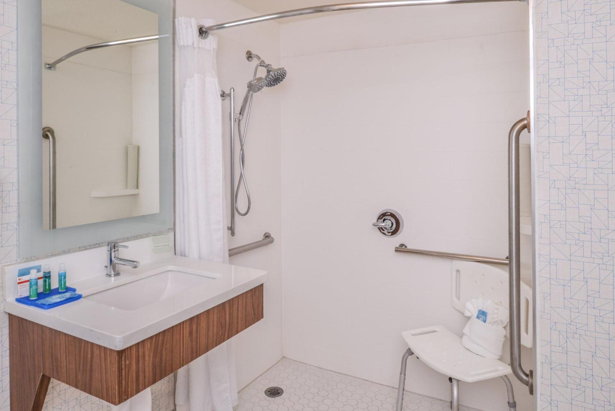 King Room with Roll-In Shower - Disability Access - Photo 2