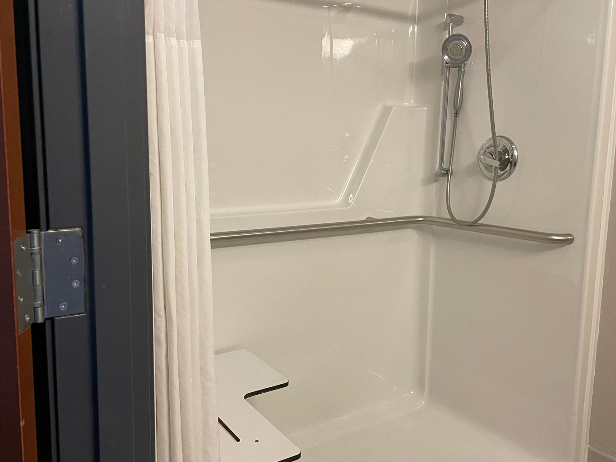 Superior King Room Disability Access Roll-In Shower Smoke Free - Photo 4