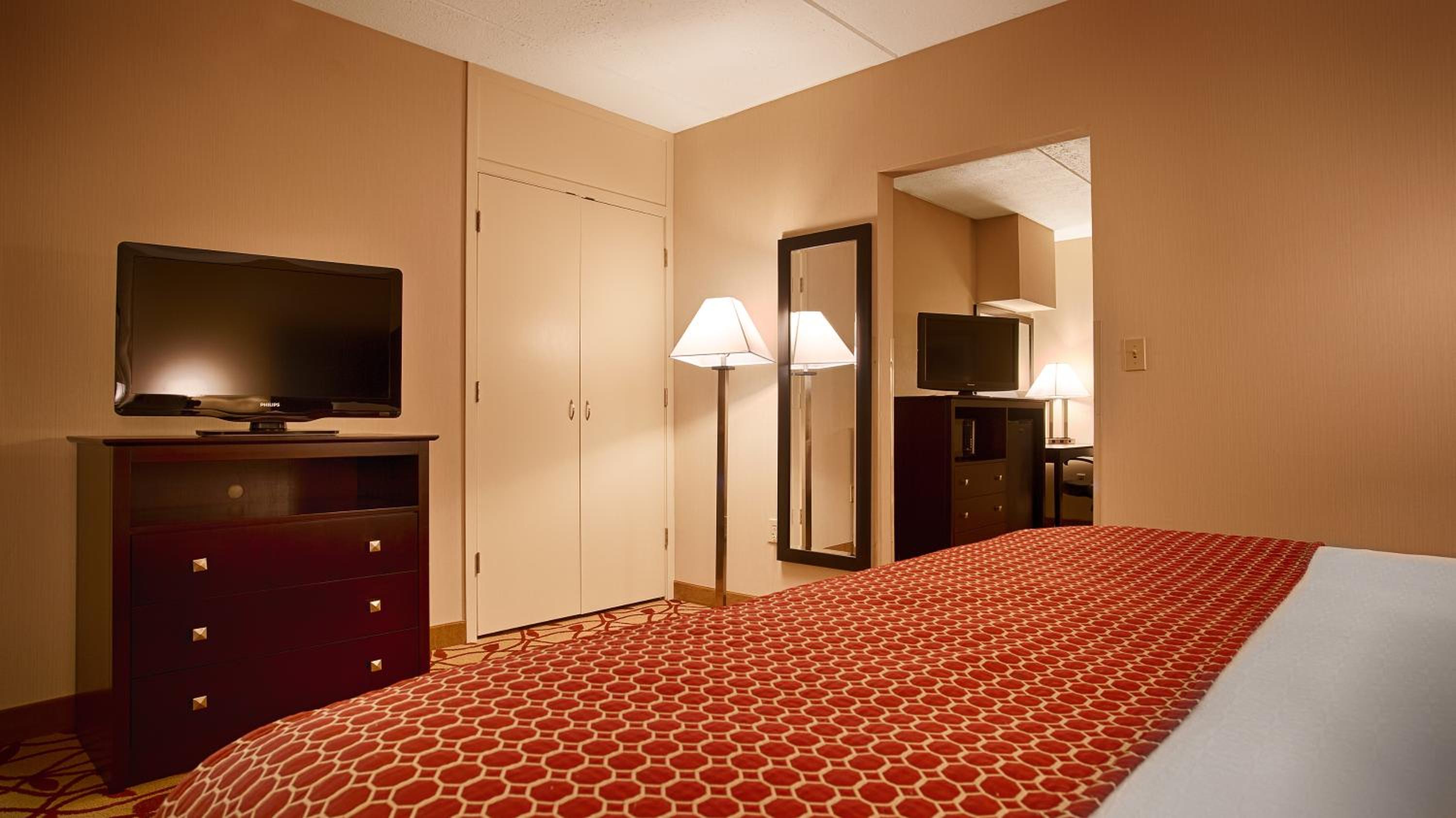 King Room with Bath Tub - Mobility Accessible/Non-Smoking - Photo 6
