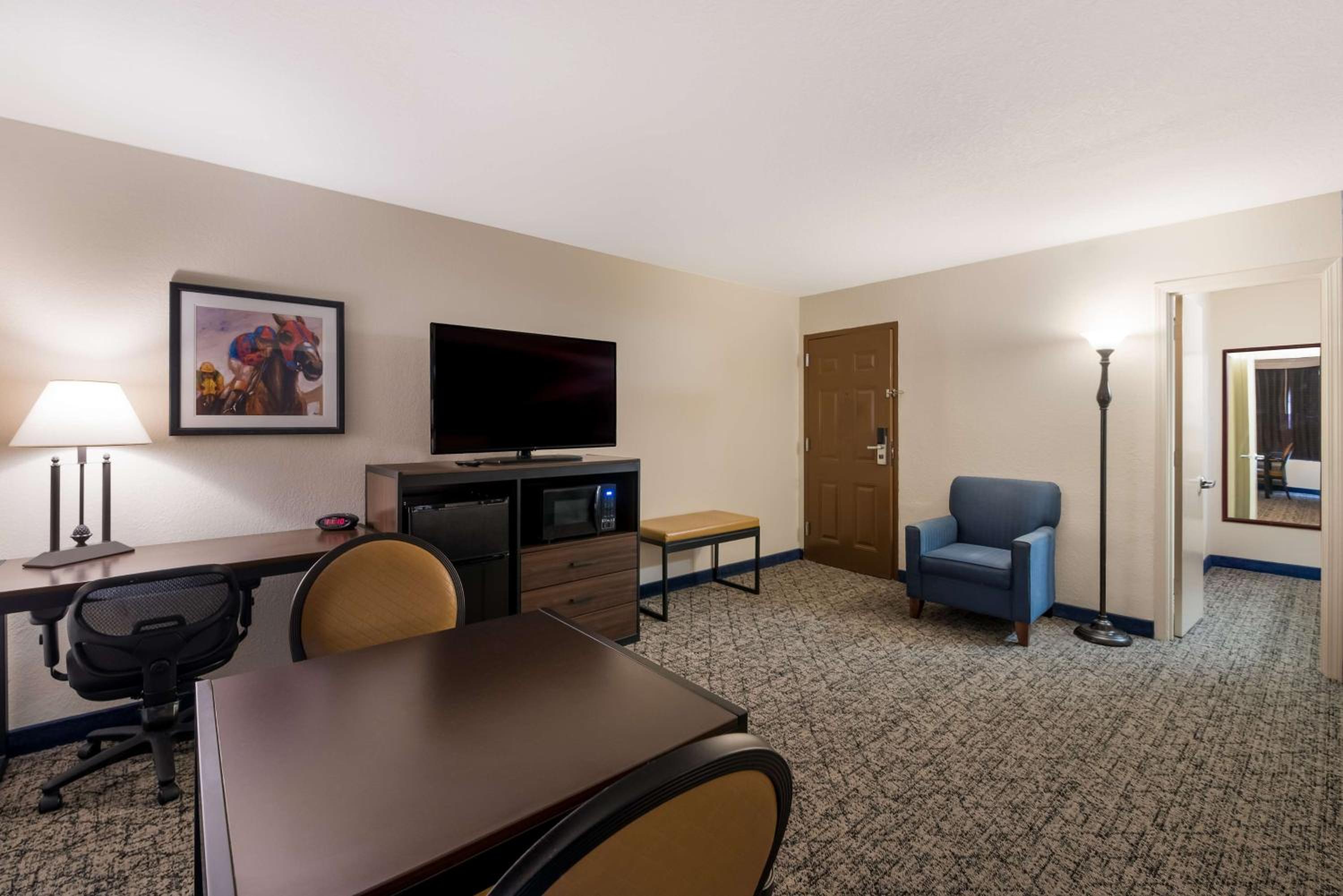 King Mini-Suite - Non-Smoking photo 2