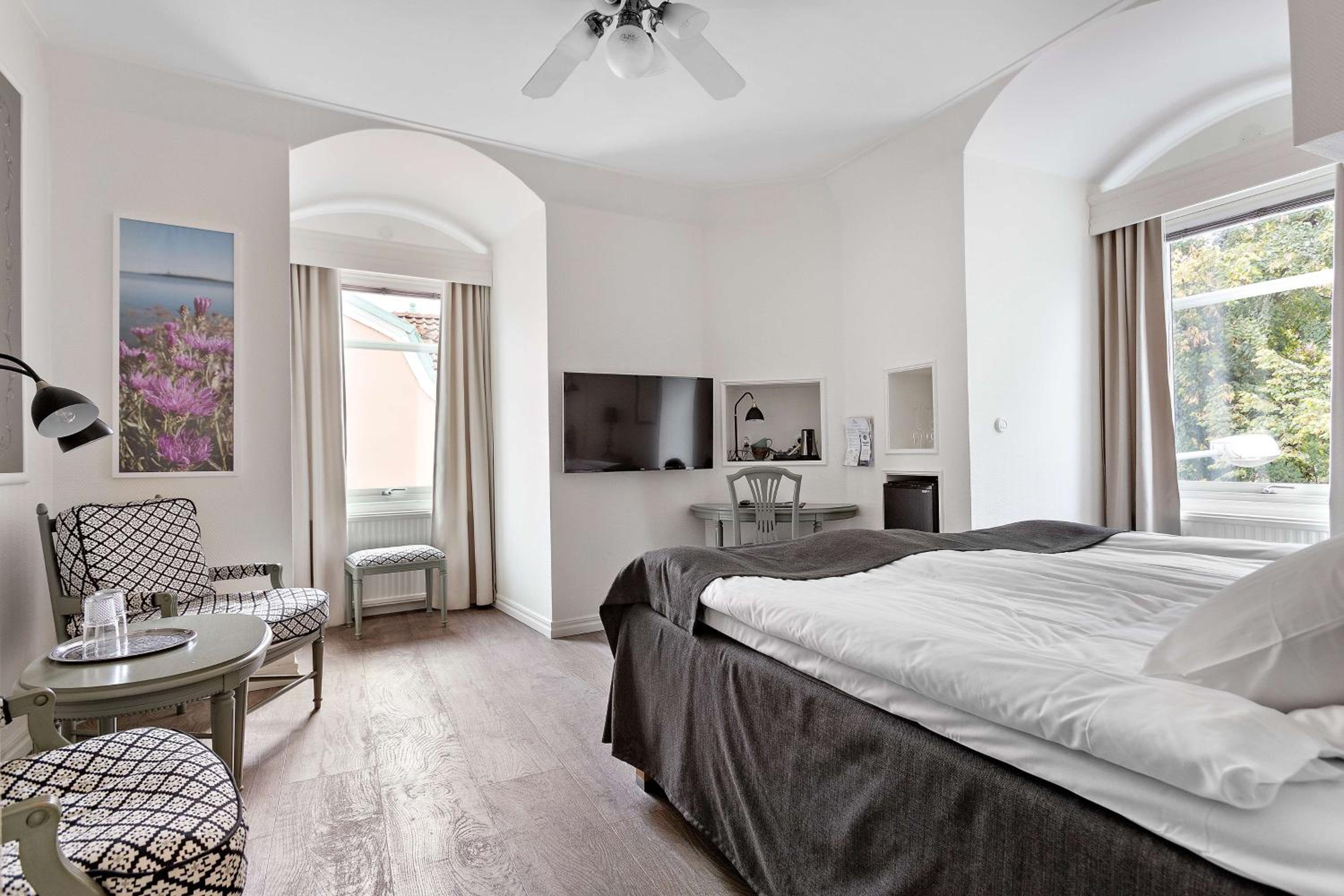 Junior Suite with King Bed - Non-Smoking - Photo 1