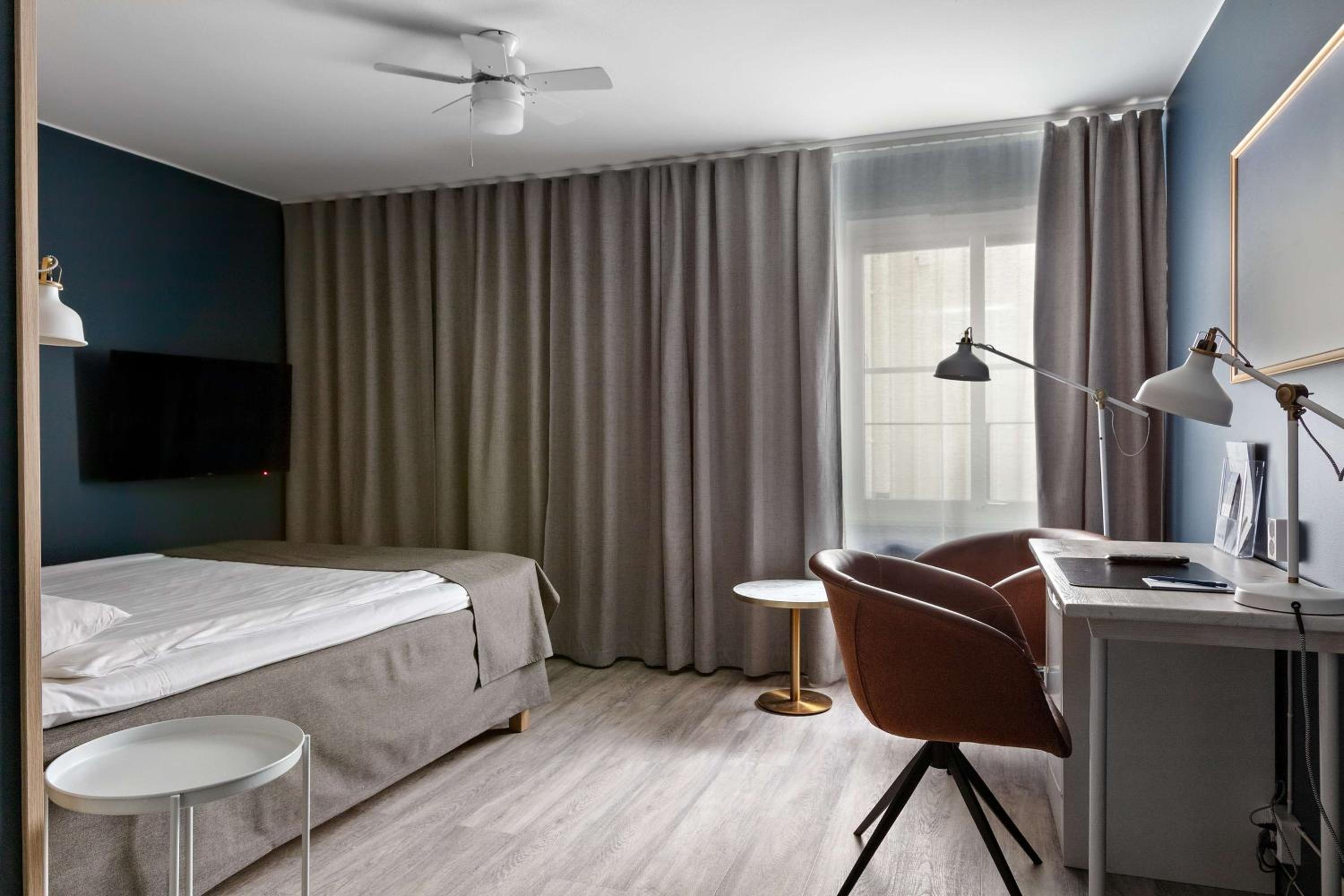 Superior Queen Room with Queen Bed - Non-Smoking - Photo 3