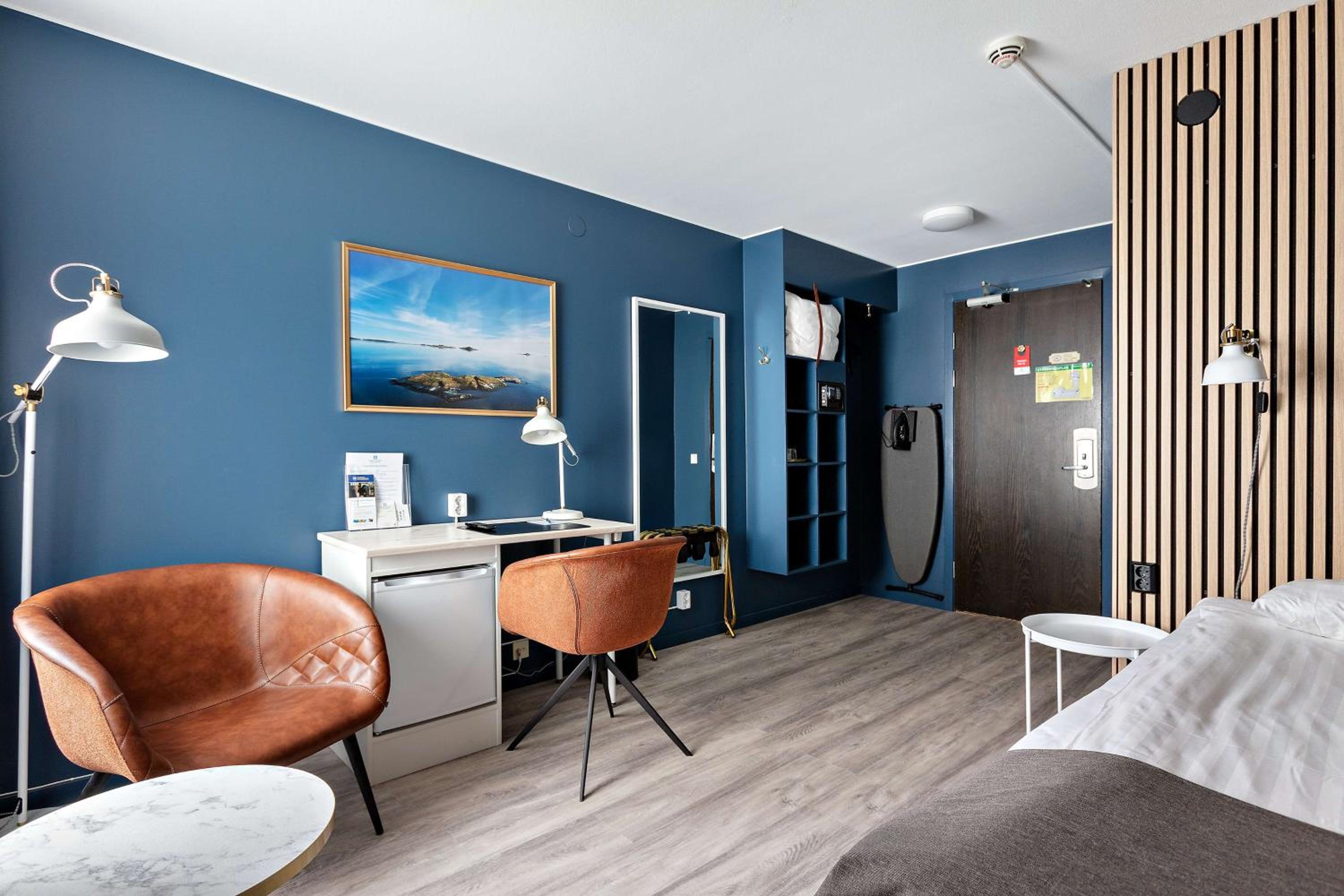 Superior Queen Room with Queen Bed - Non-Smoking - Photo 6