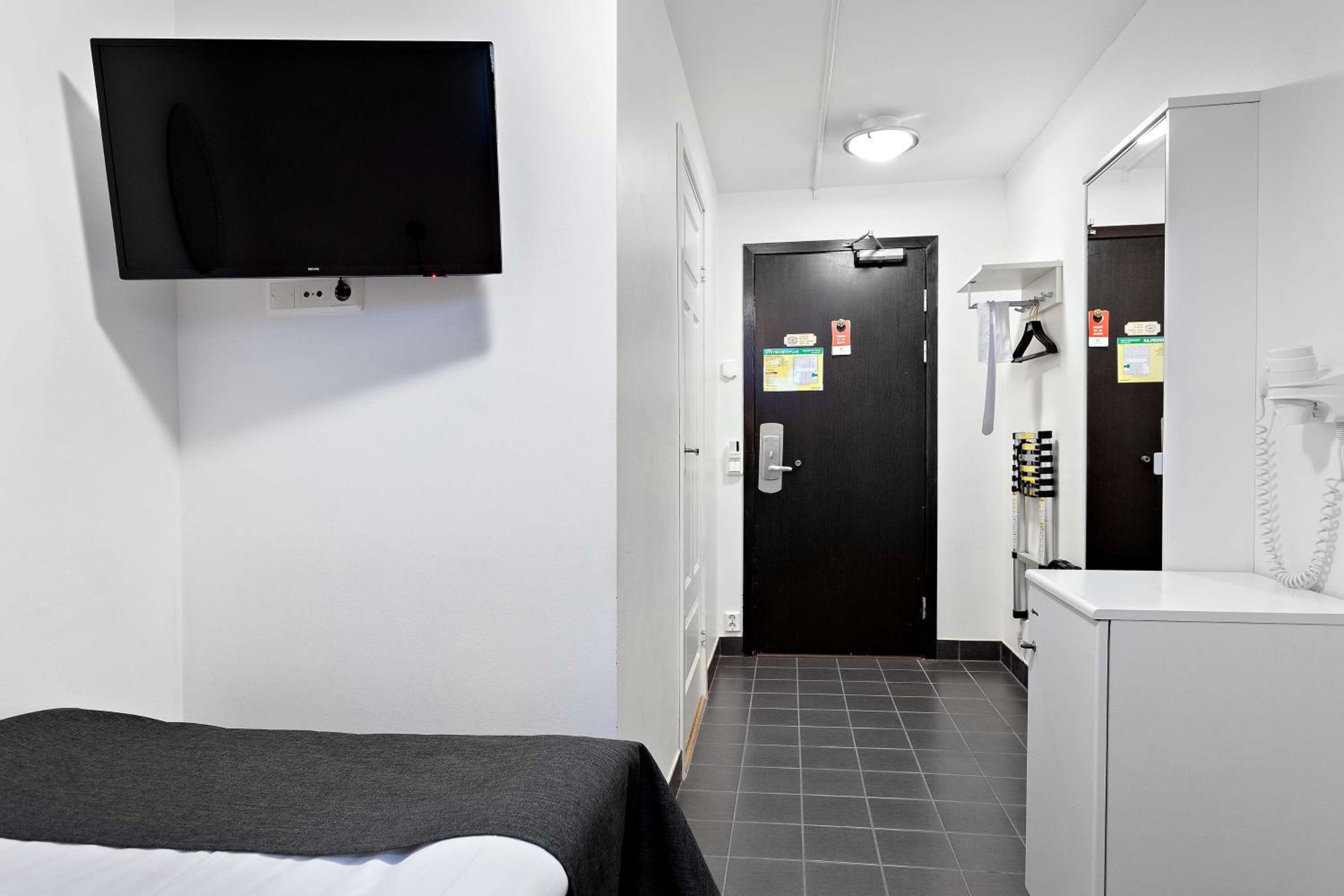 Economy Single Room with Single Bed - Basement - Non-Smoking photo 1