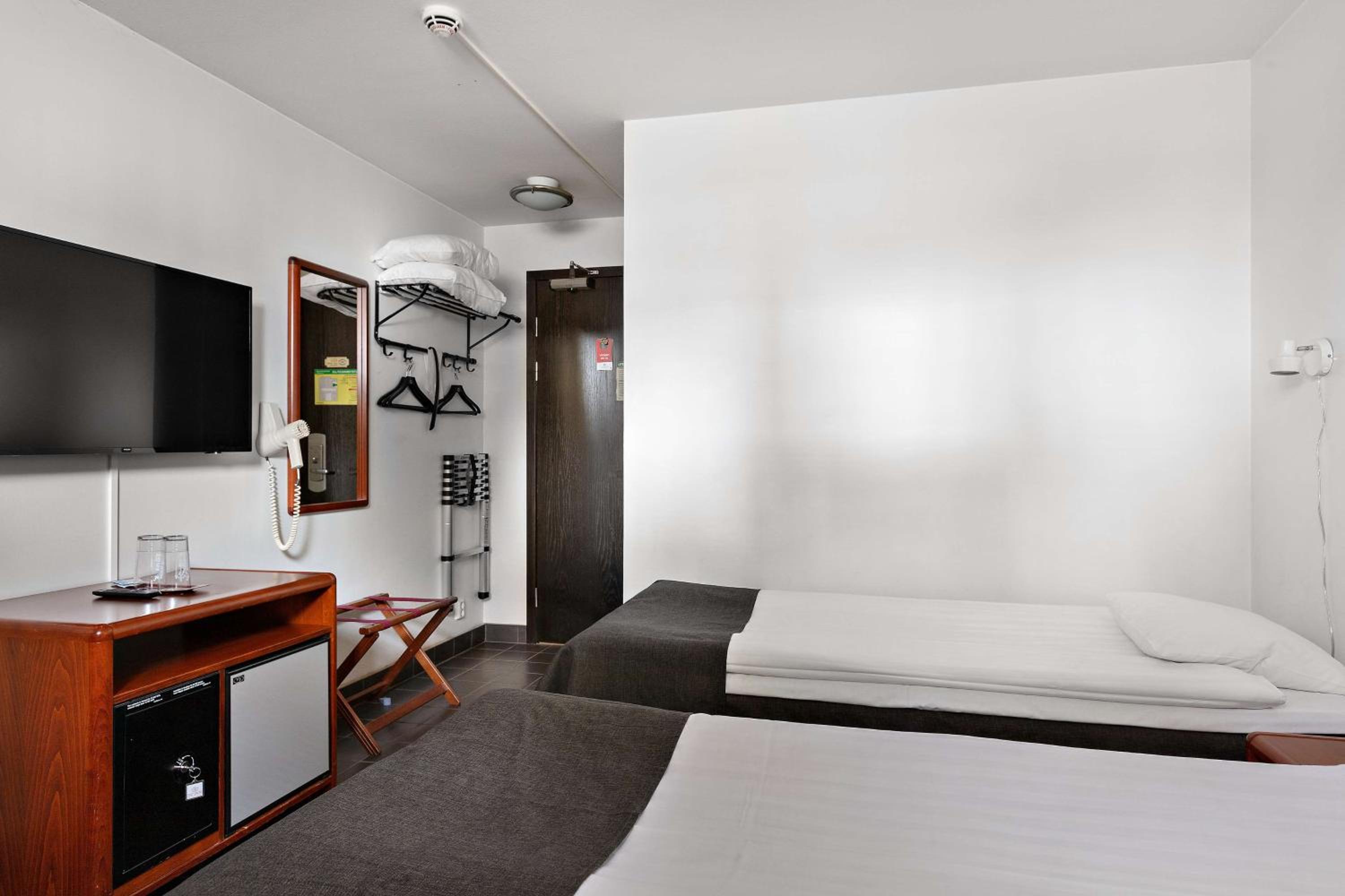 Economy Double Room with Two Single Beds - Basement - Non-Smoking - Photo 1