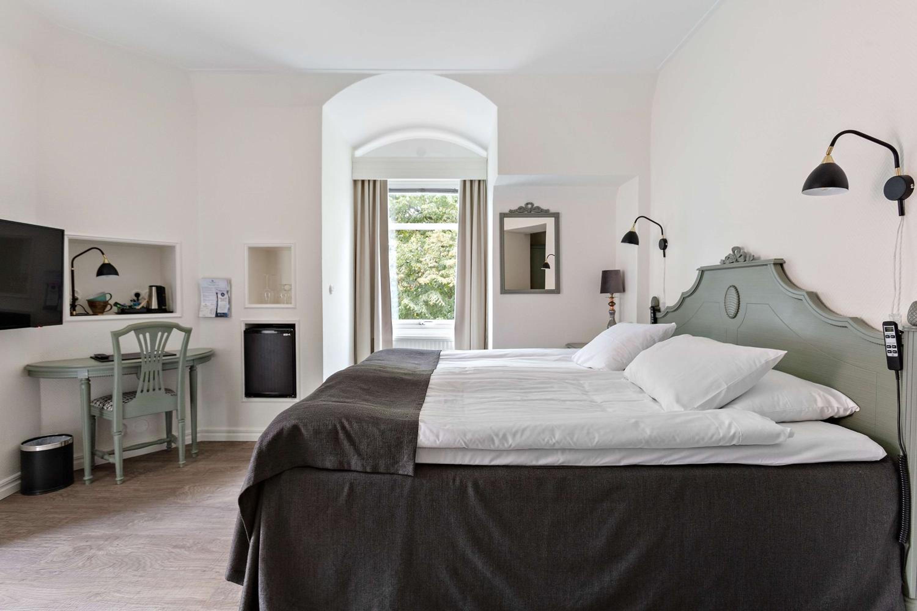 Junior Suite with King Bed - Non-Smoking - Photo 8
