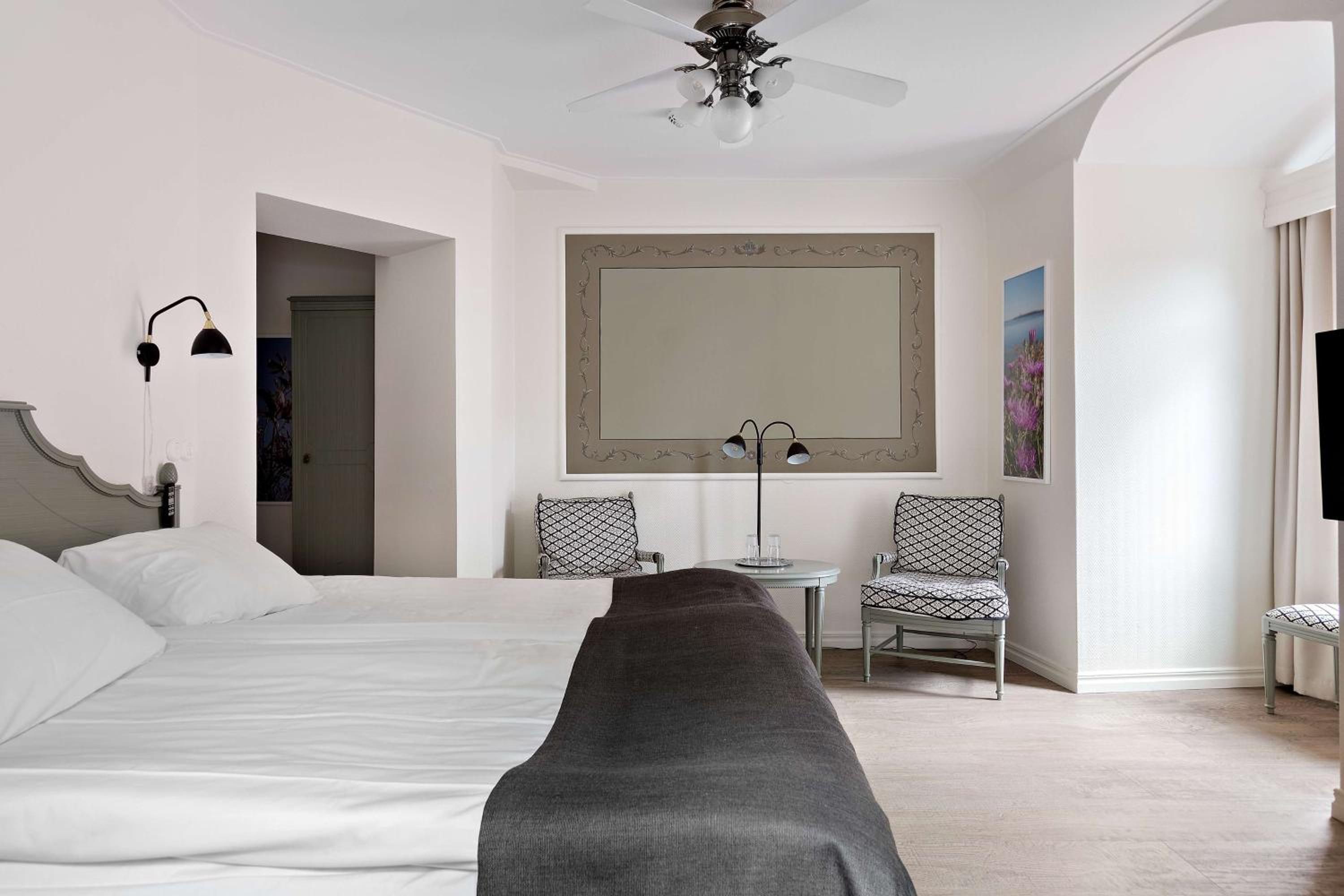 Junior Suite with King Bed - Non-Smoking - Photo 3