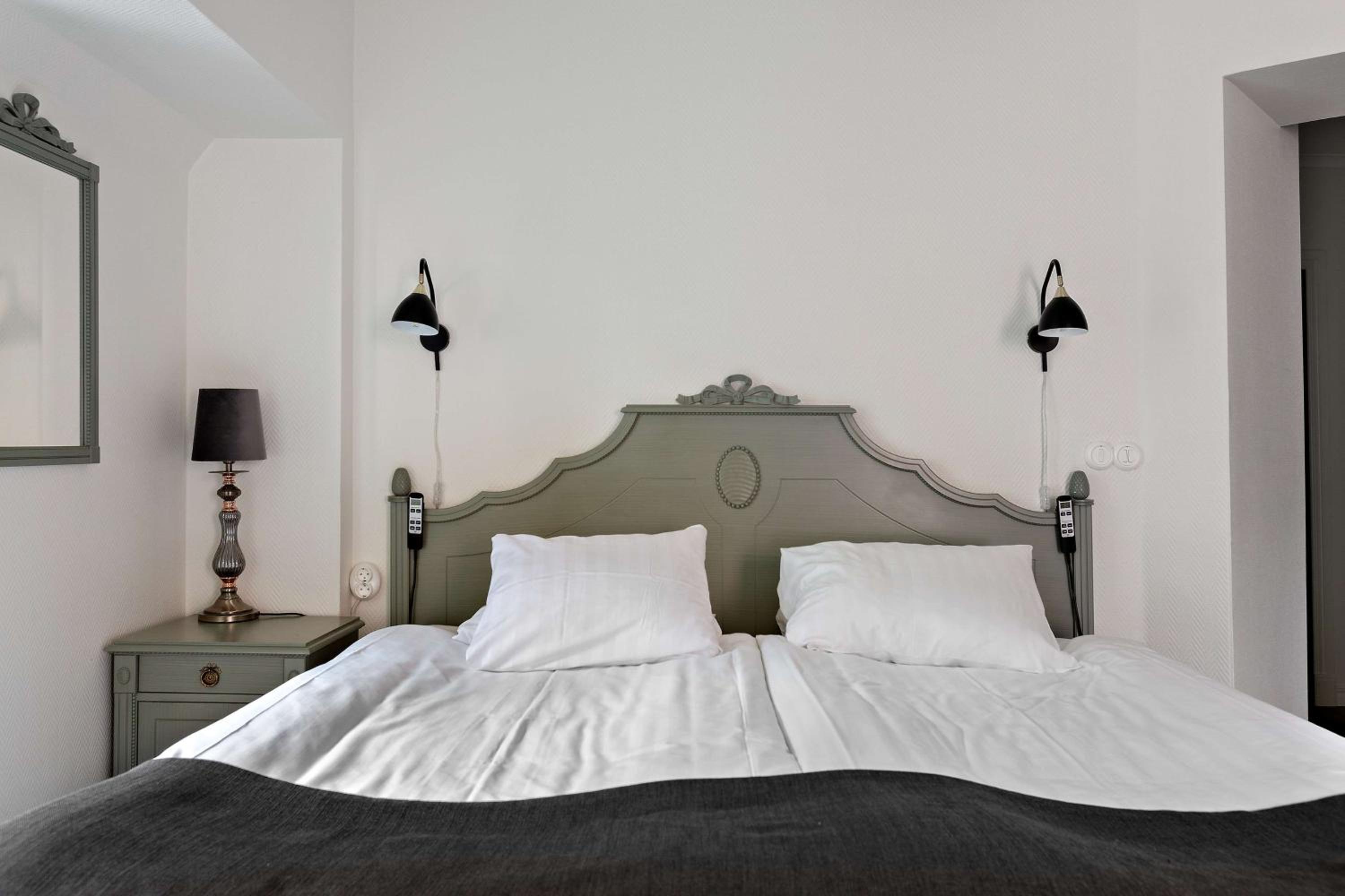 Junior Suite with King Bed - Non-Smoking - Photo 4
