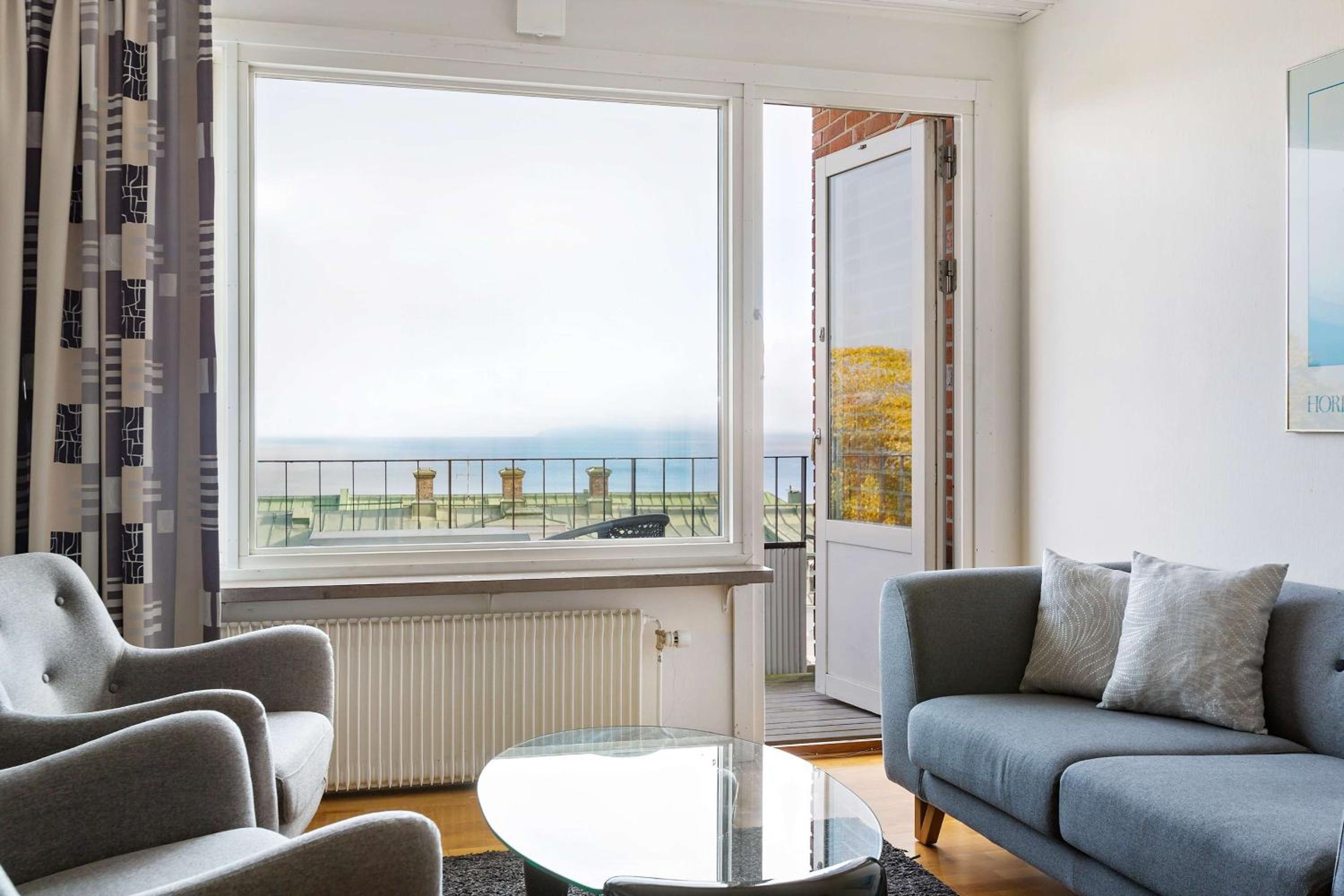 Suite with Balcony and Lake View - Photo 2