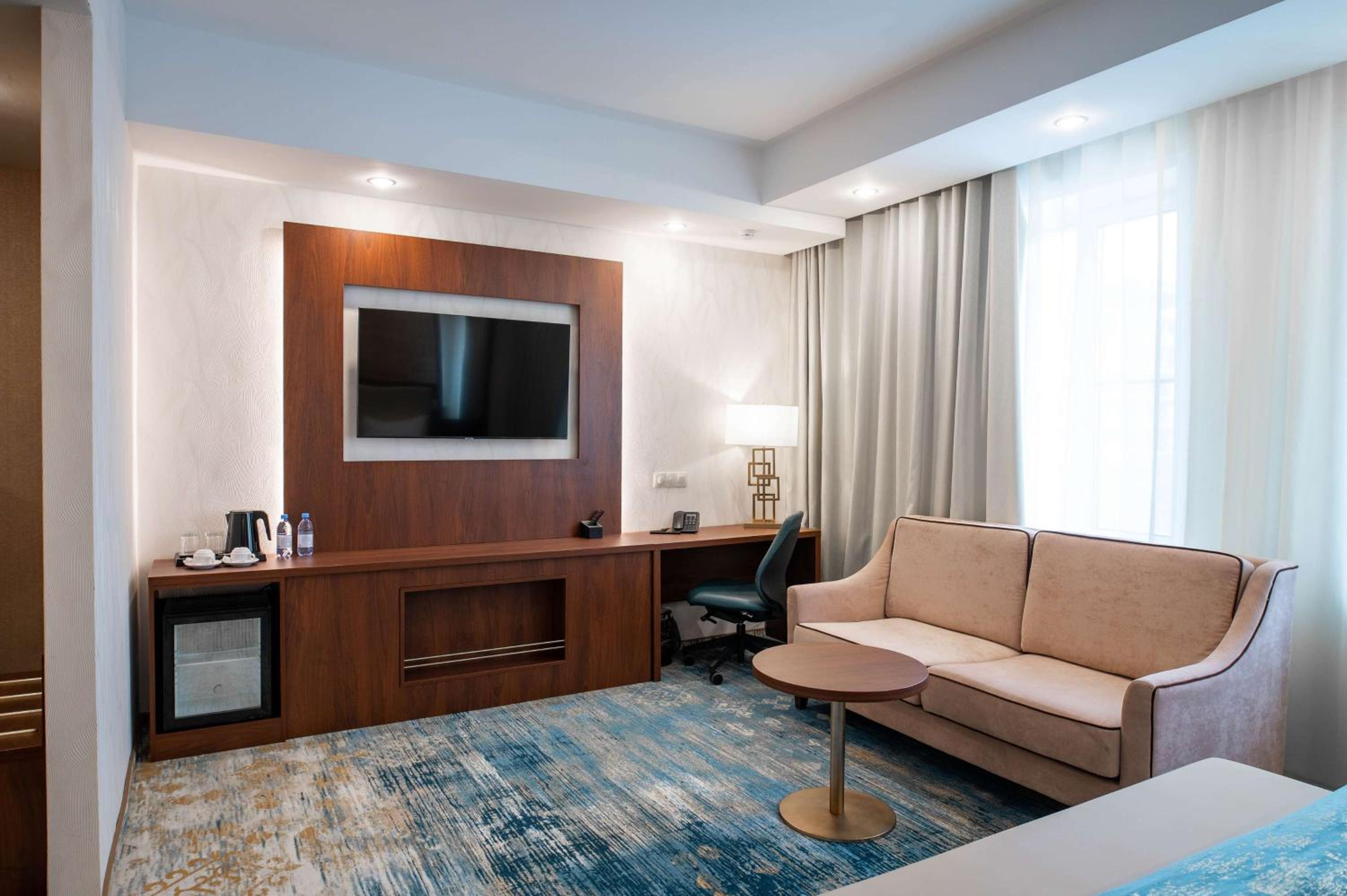 King Suite with Living Room - Non-Smoking - Photo 2