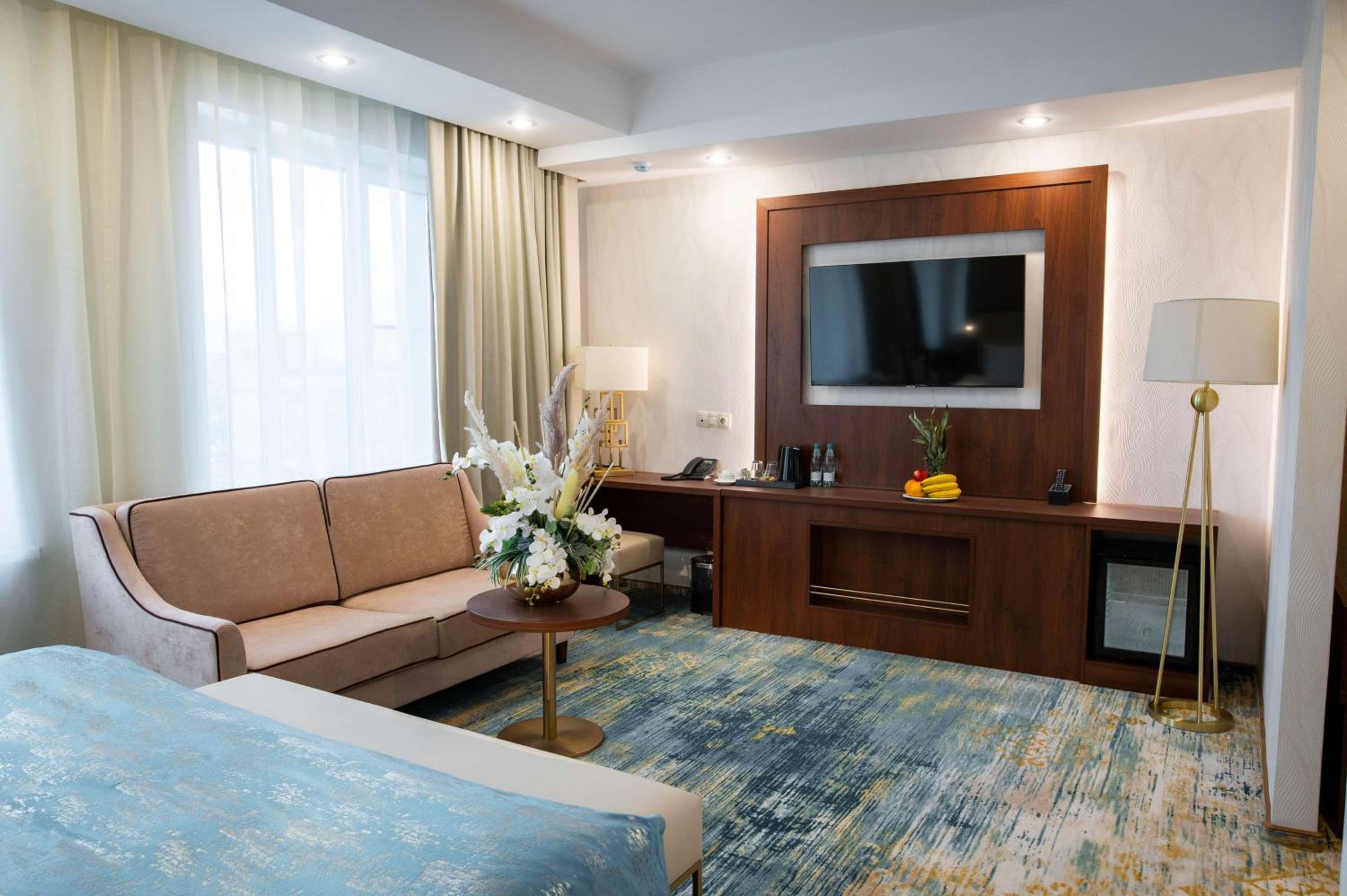 King Suite with Living Room - Non-Smoking - Photo 3
