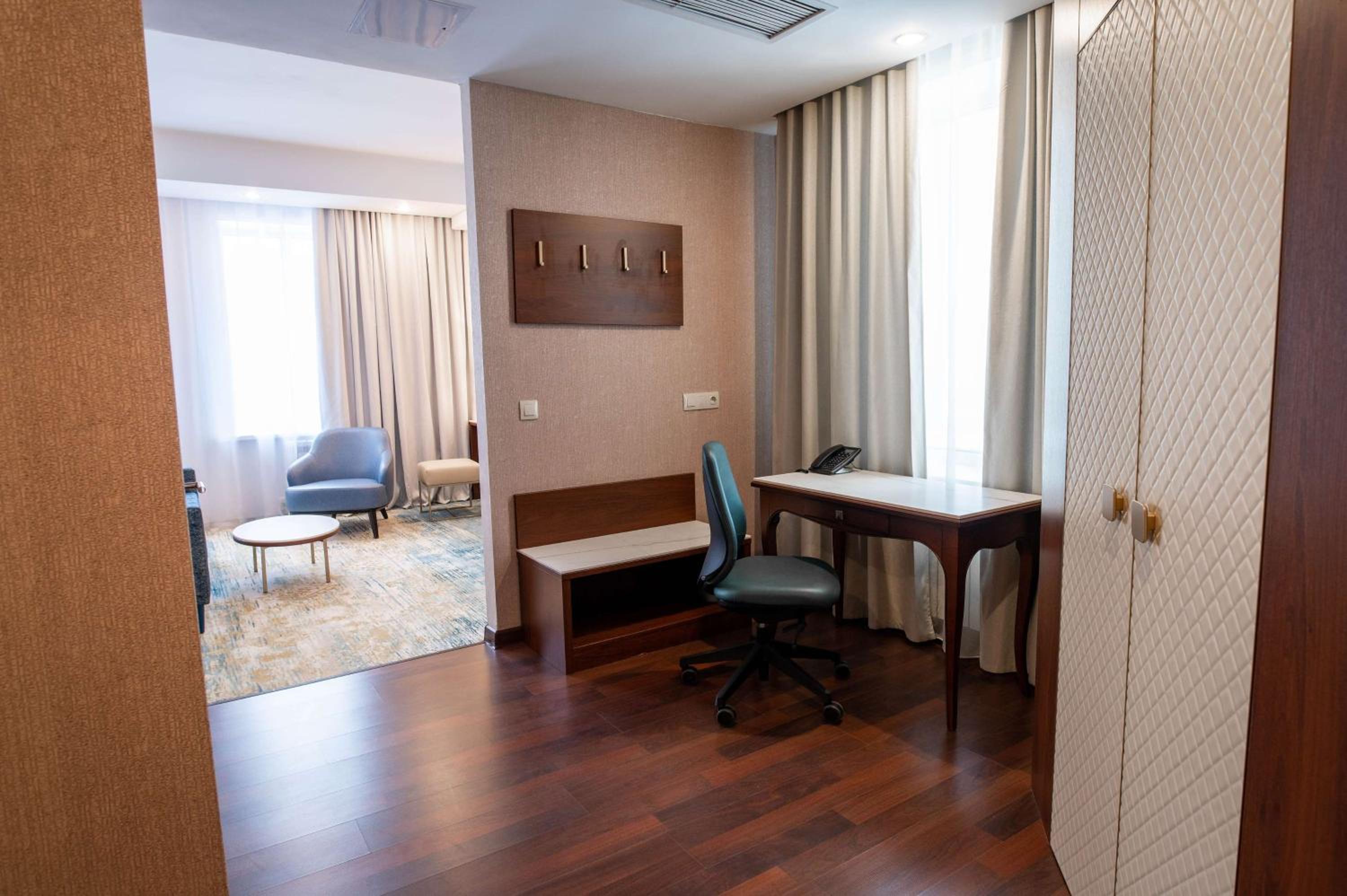 Apartment with King Bed and Kitchenette - Non-Smoking - Photo 2