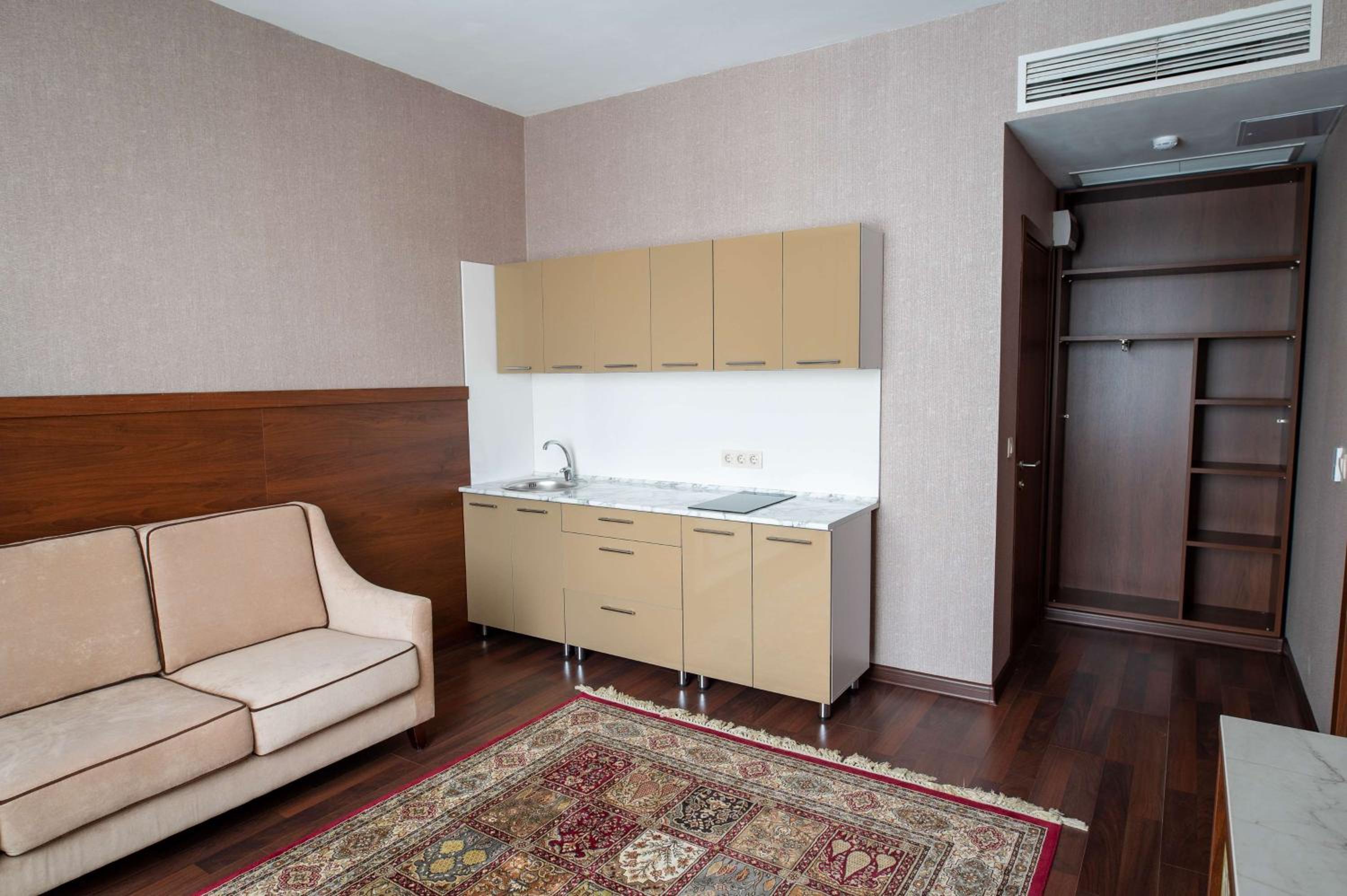 Apartment with King Bed and Kitchenette - Non-Smoking - Photo 3