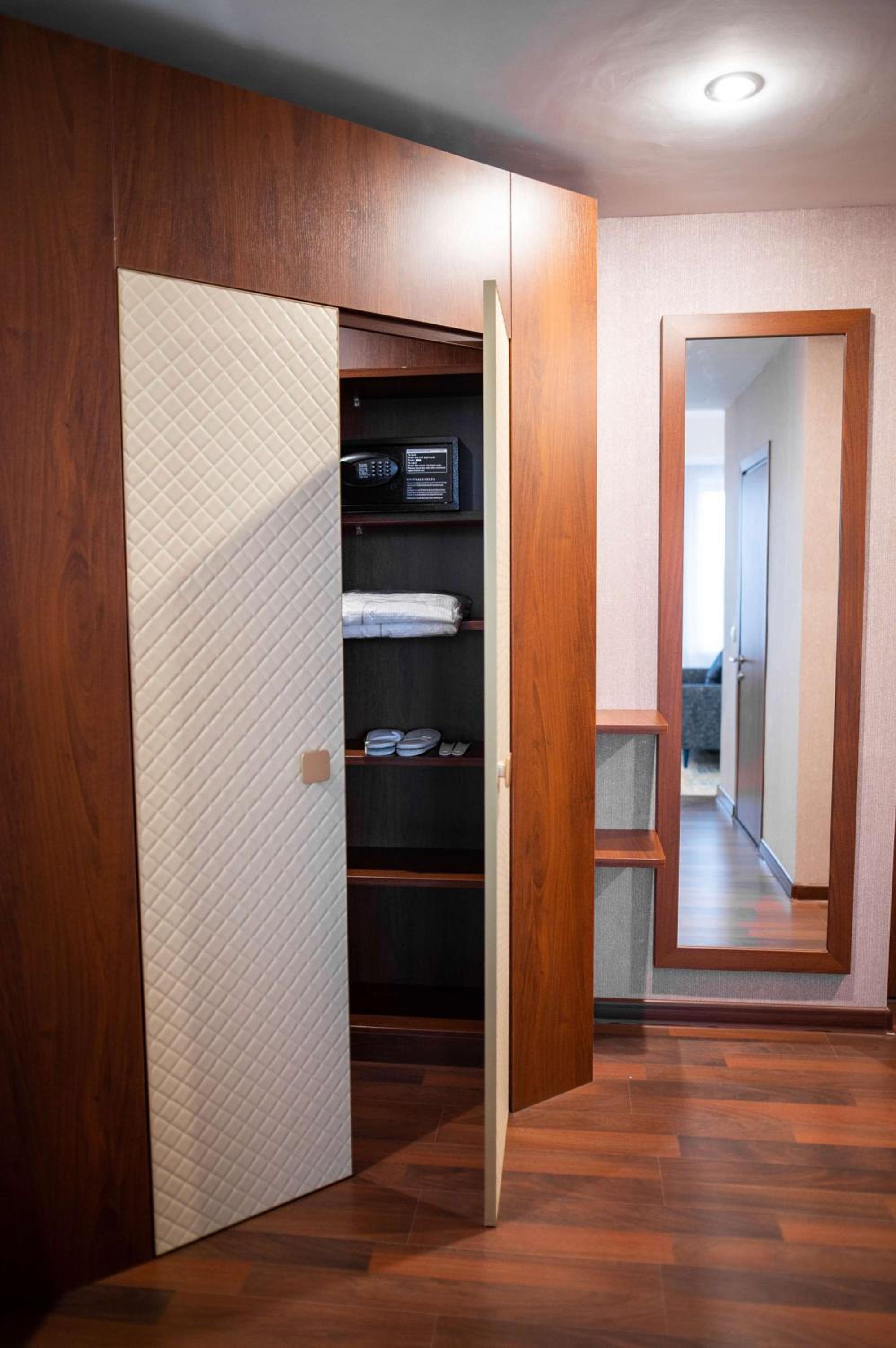 Apartment with King Bed and Kitchenette - Non-Smoking - Photo 6