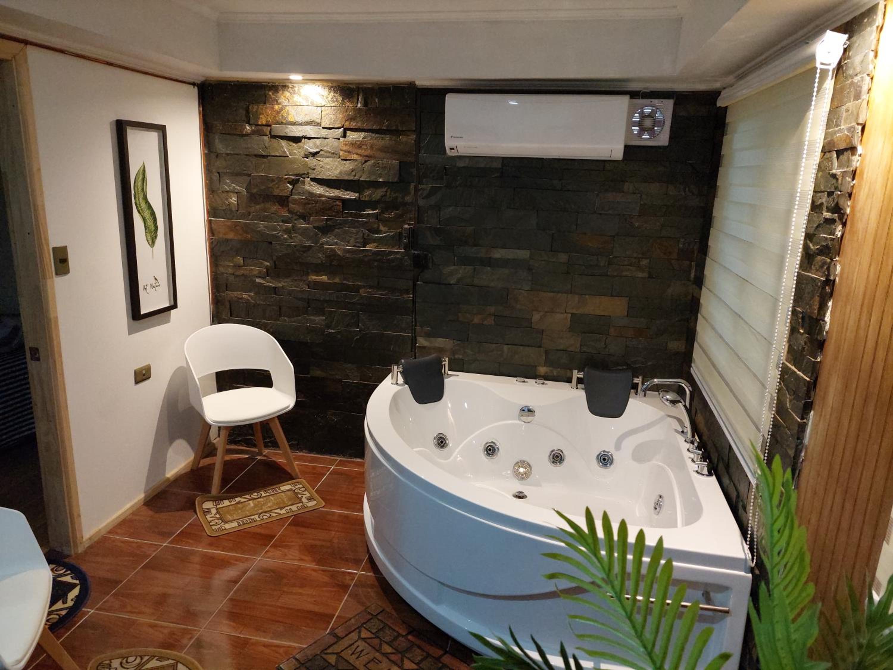 Queen Suite with Spa Bath photo 2