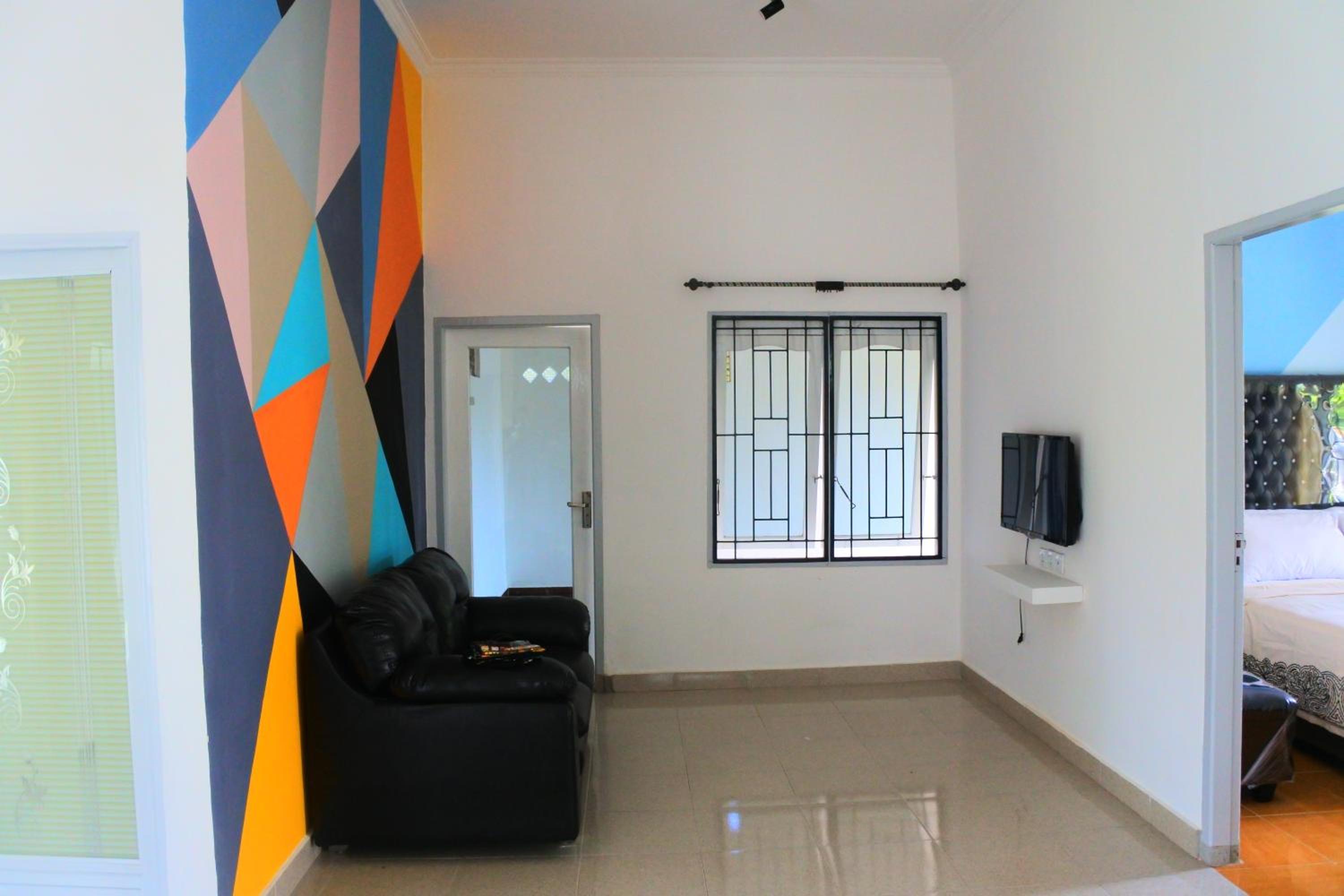 Three-Bedroom House photo 3