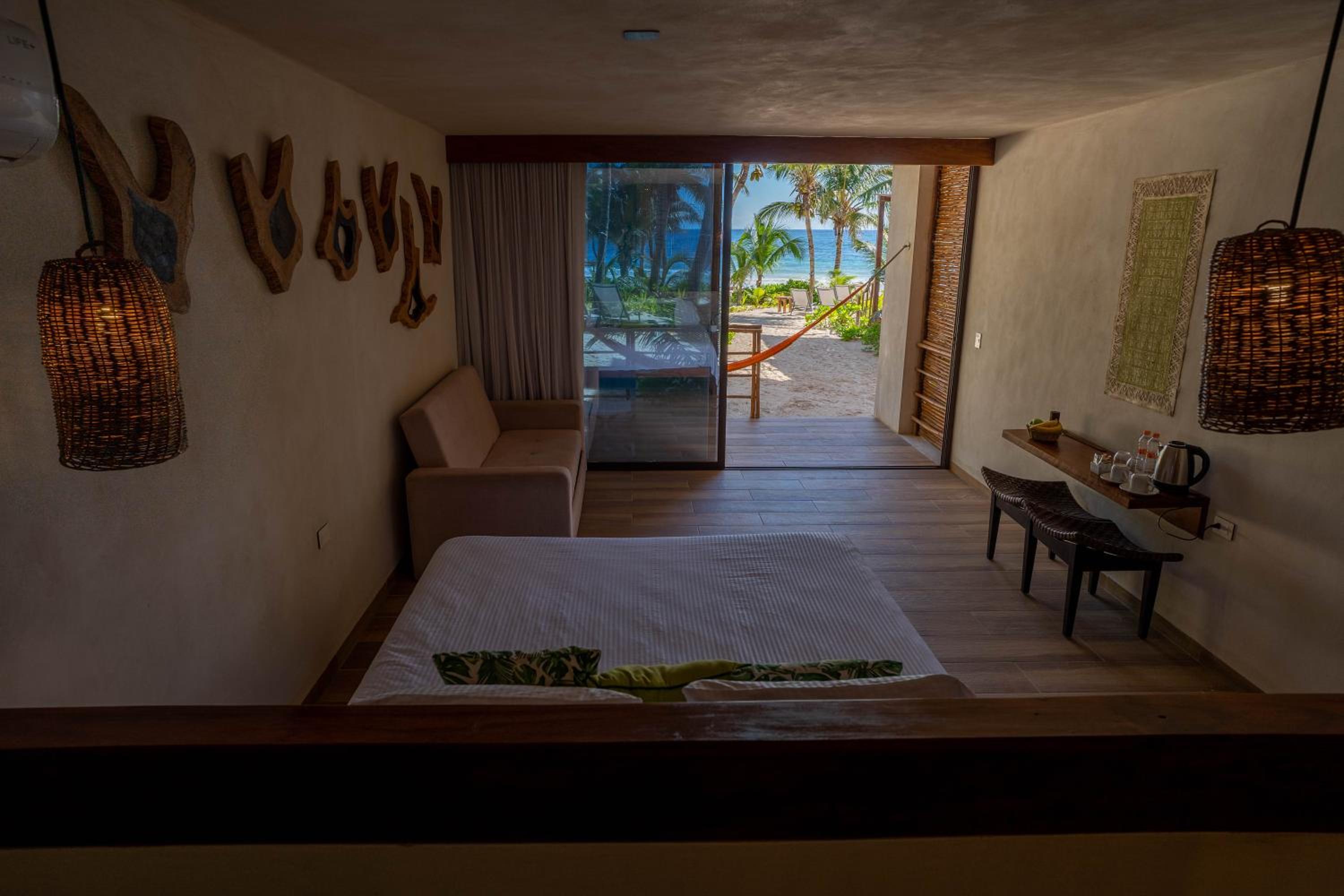 Double Room with Balcony and Sea View - Photo 3