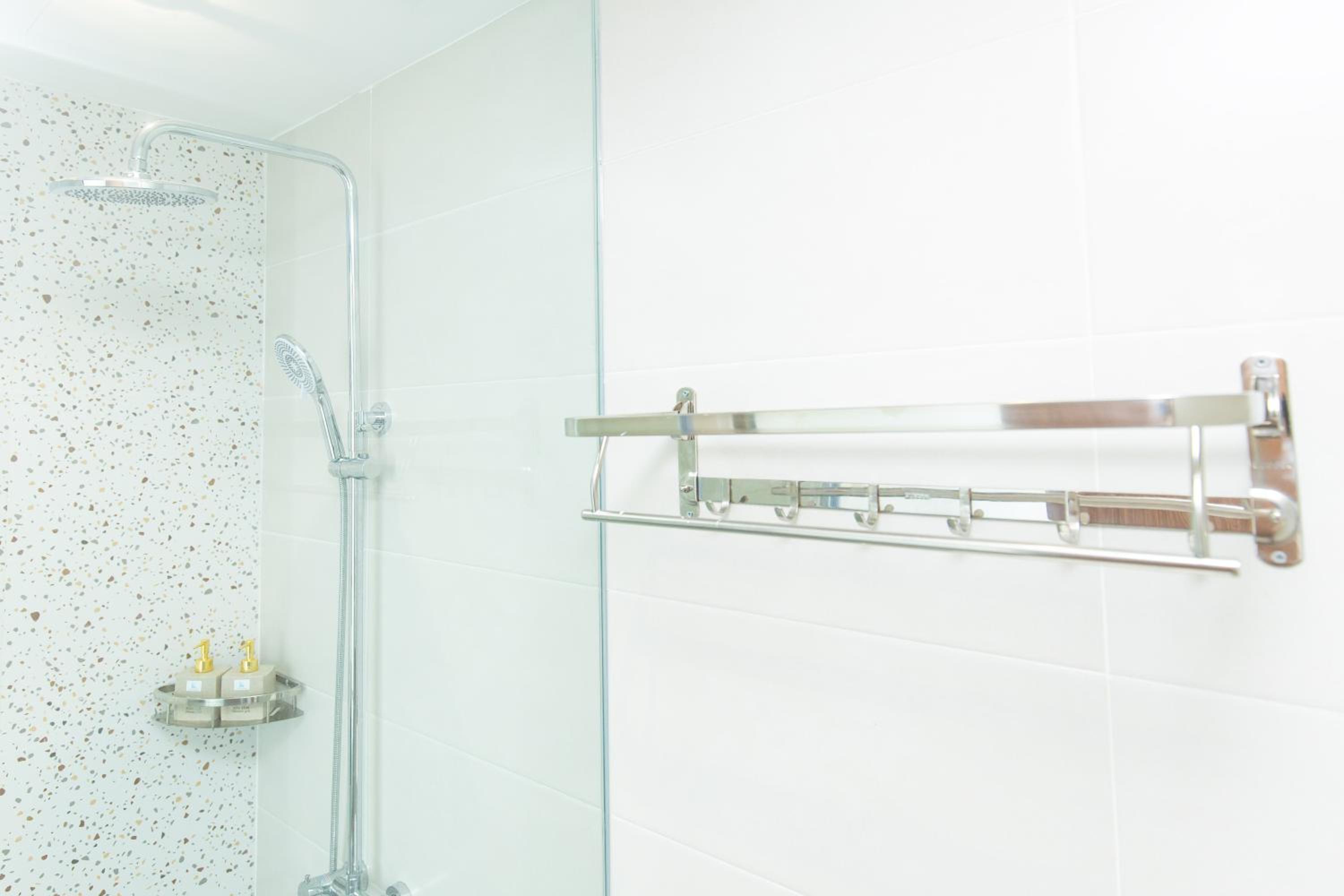 Deluxe Twin with Balcony - Photo 5