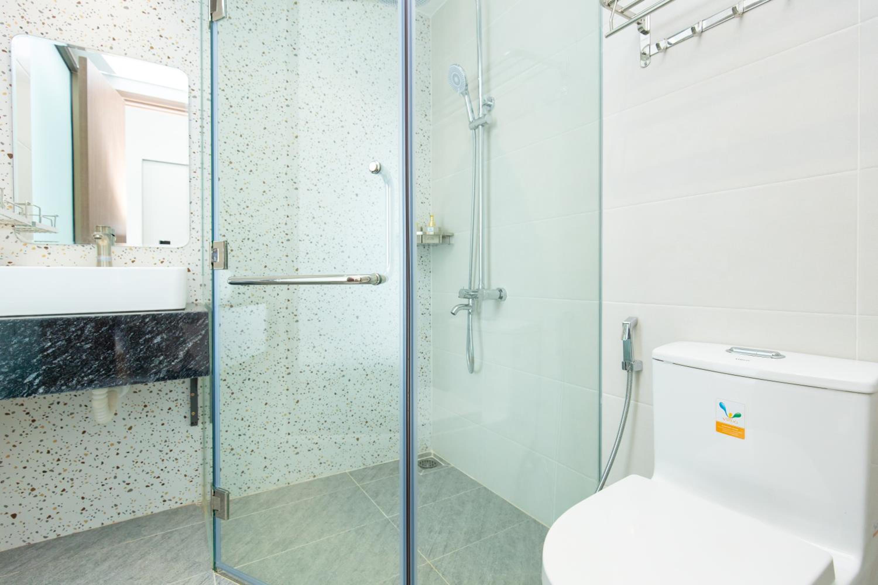 Deluxe Twin with Balcony - Photo 2