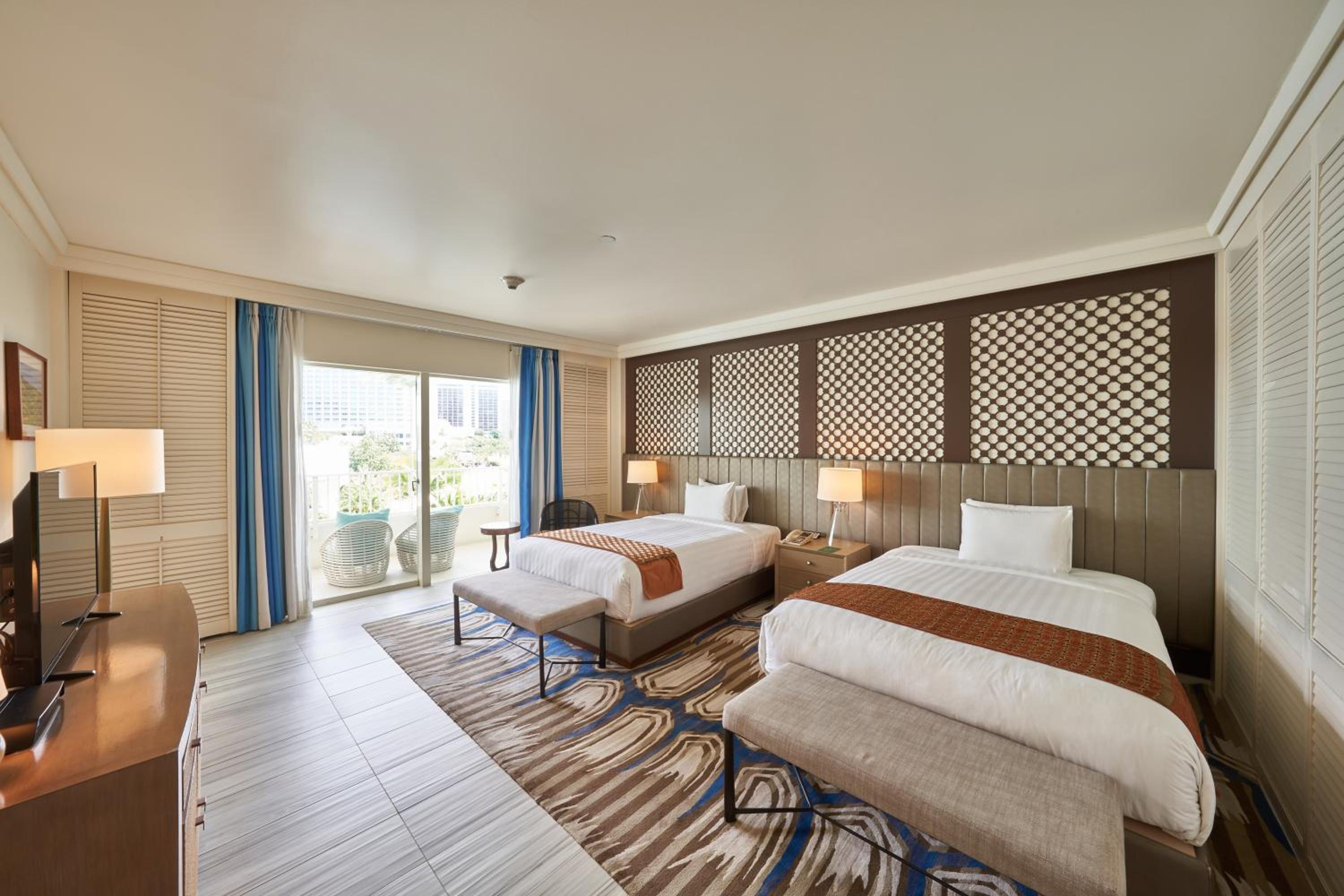 King or Twin Poolside Suite