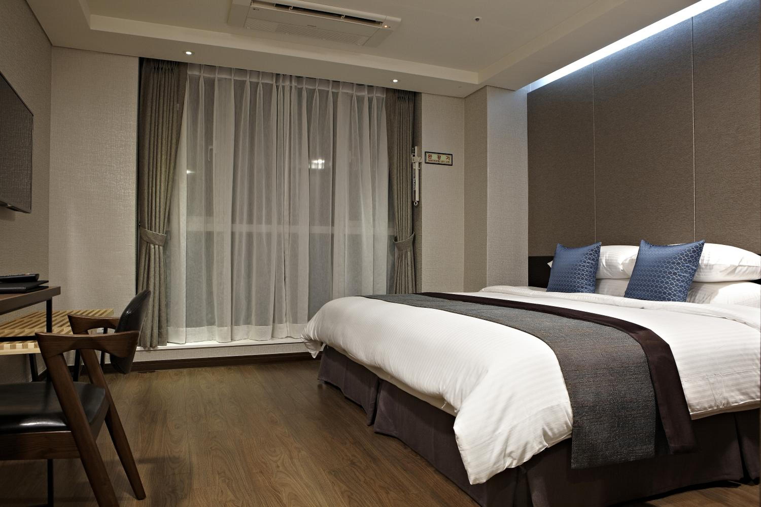 Deluxe King Room photo 1