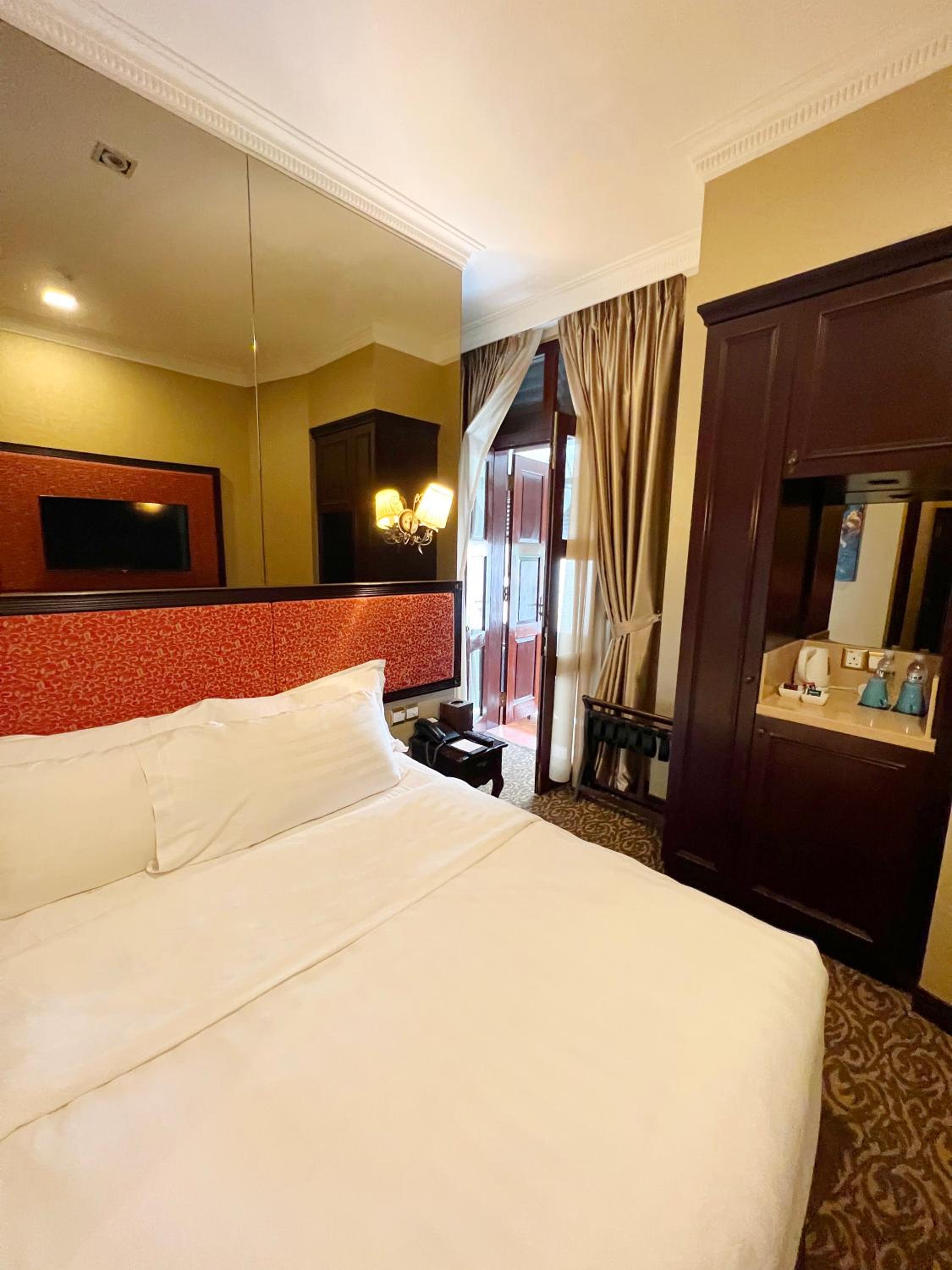 Balcony Room thumbnail 5