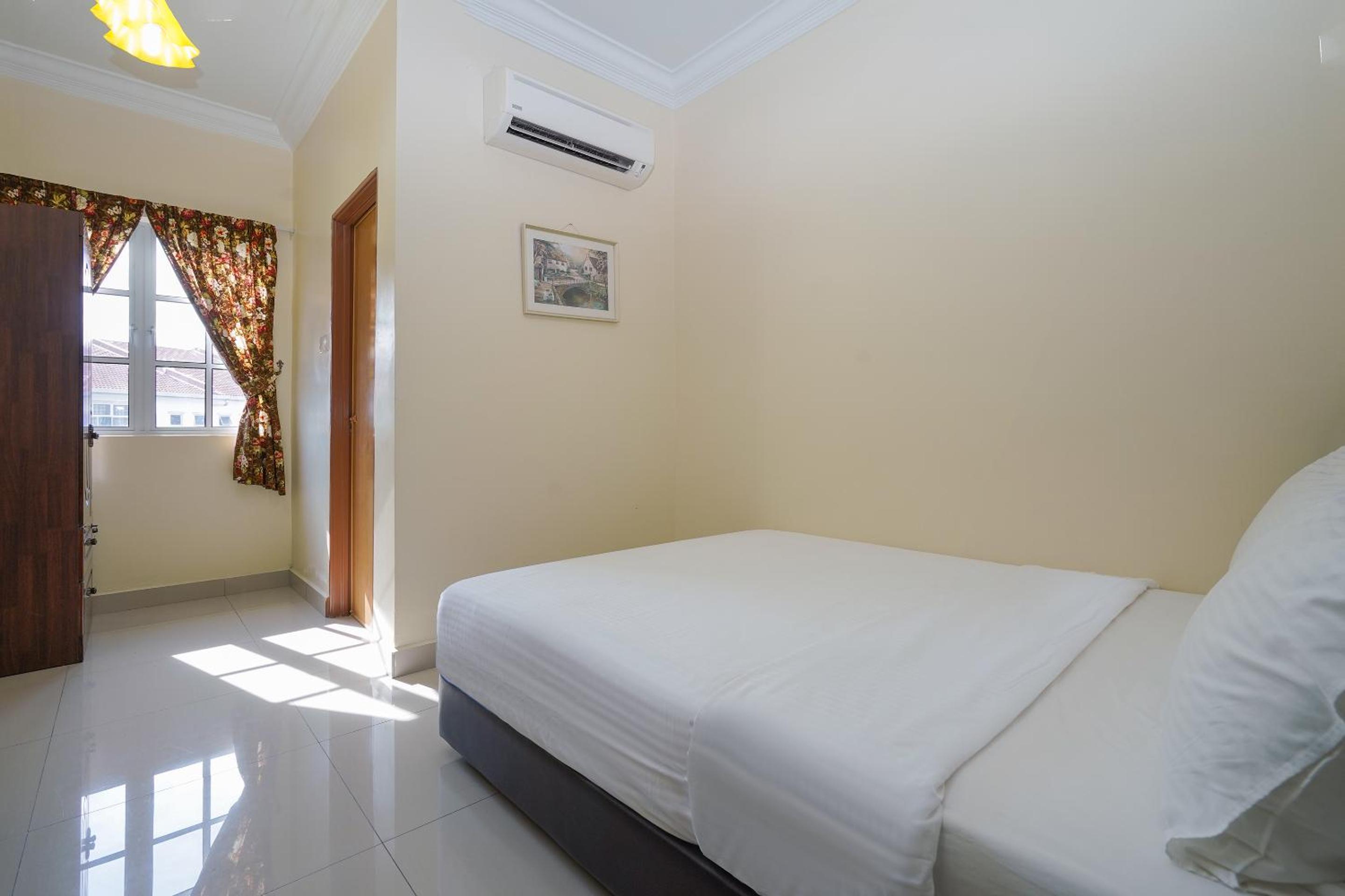 Deluxe Queen Room - Photo 2