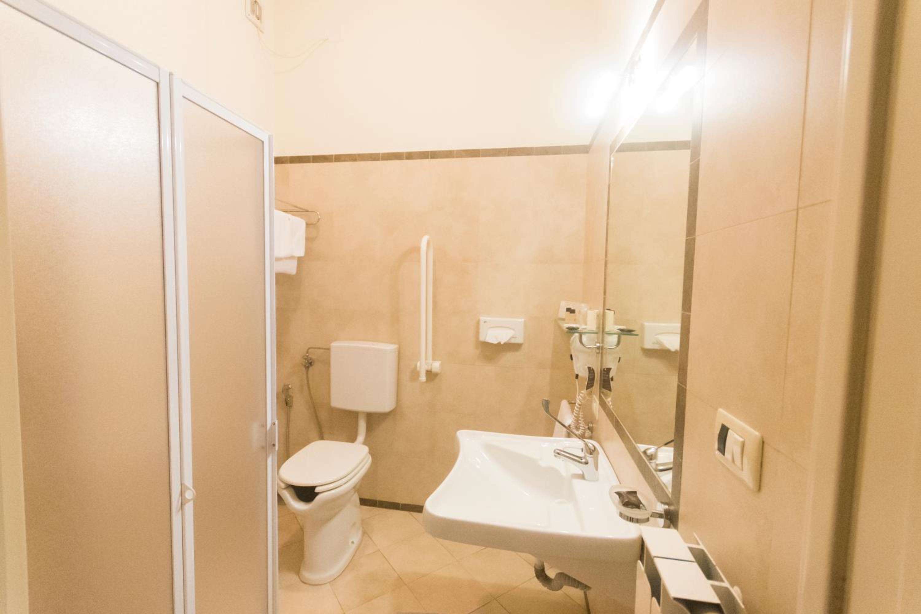 Queen Room - Disability Access - Photo 4
