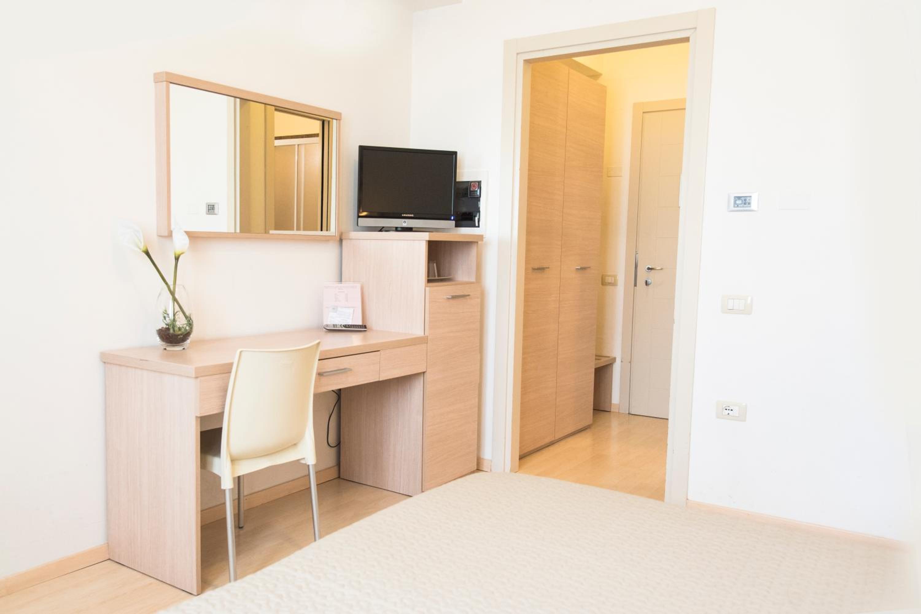 Queen Room - Disability Access - Photo 3