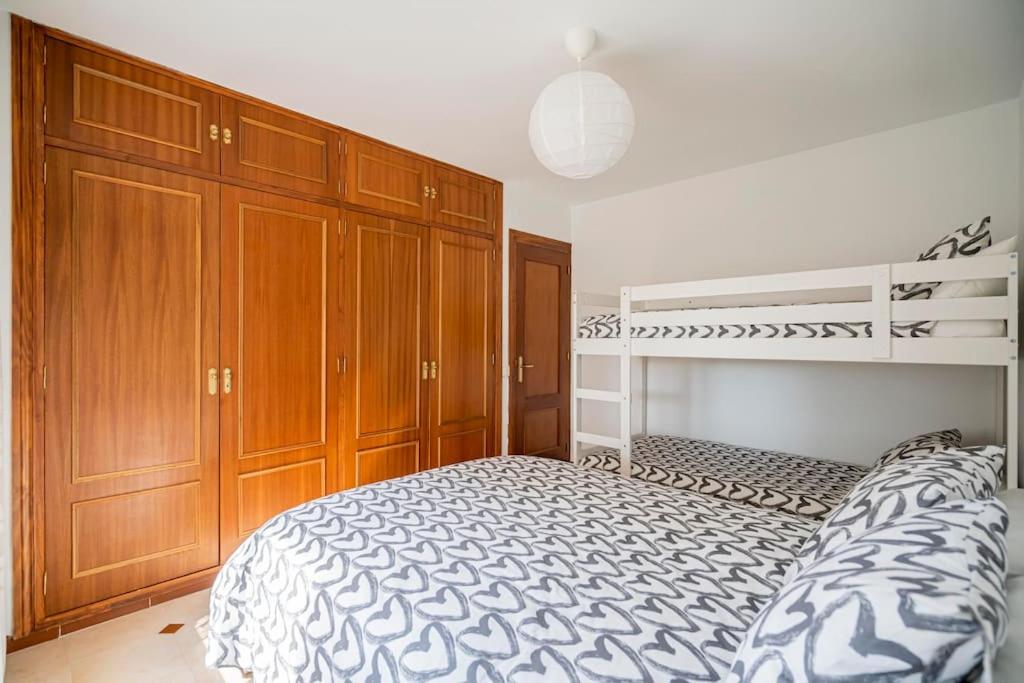 Six-Bedroom House photo 3