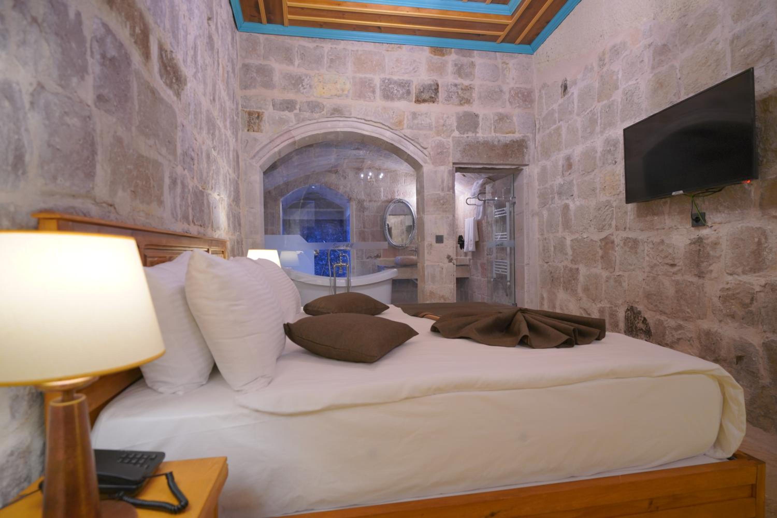Deluxe Queen Room - Photo 13