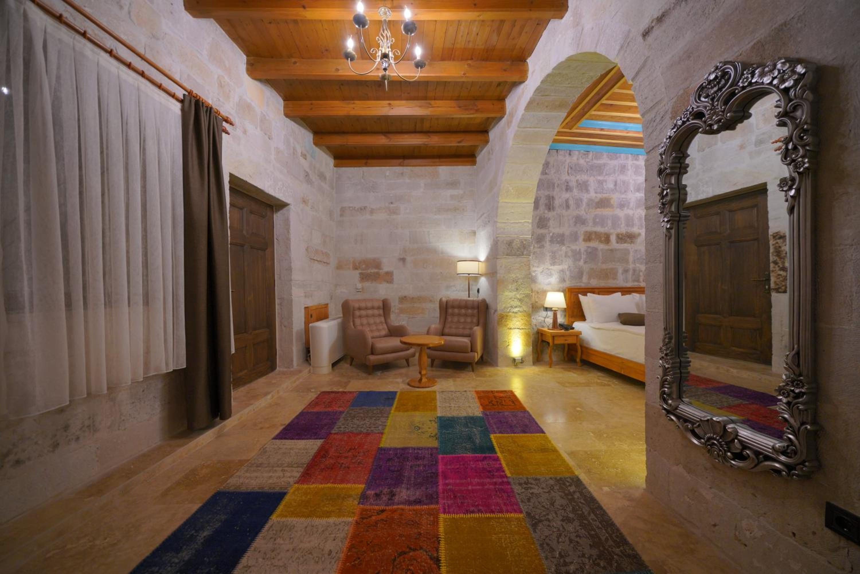 Deluxe Queen Room - Photo 12