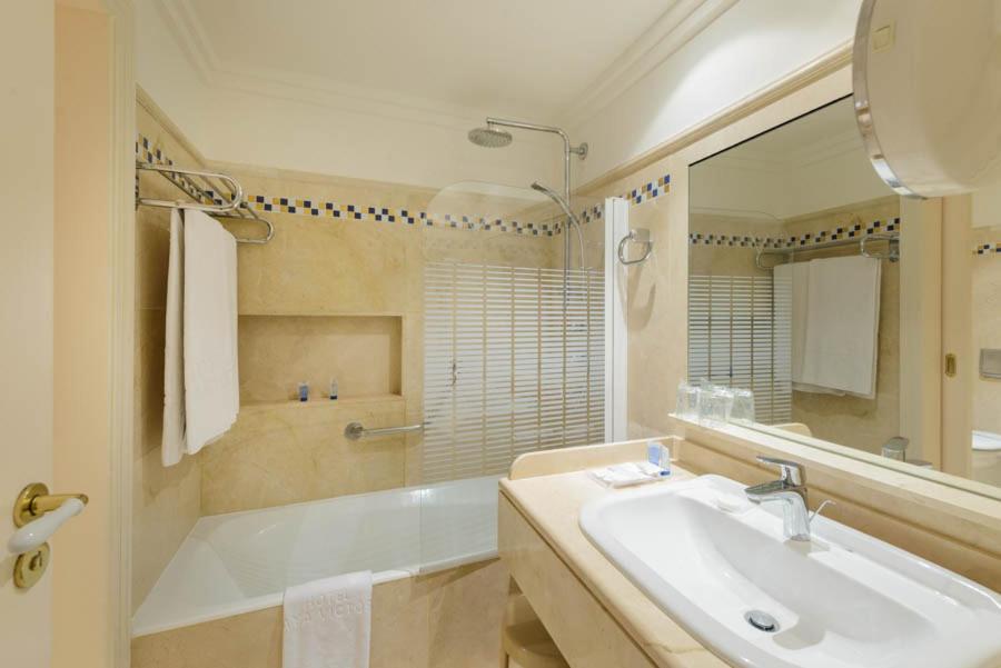 Double or Twin Room with Extra Bed - Photo 5