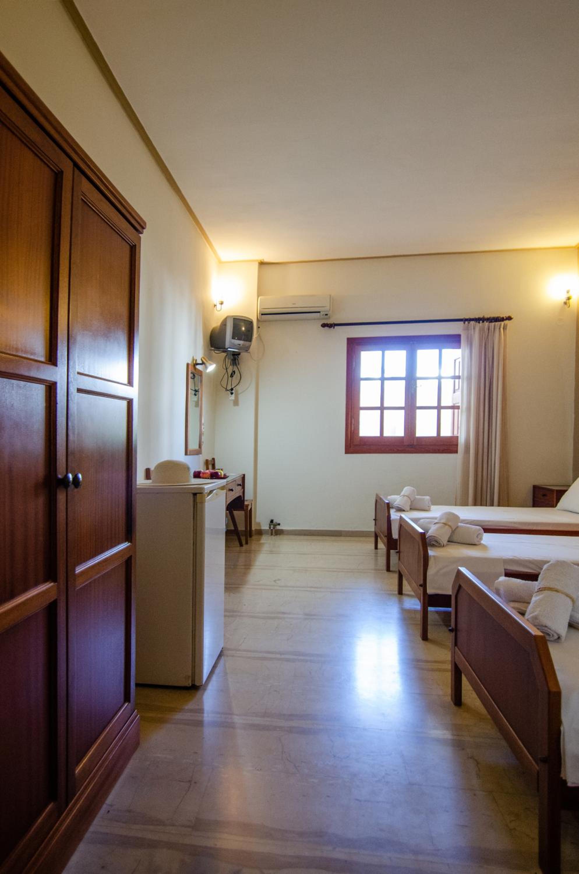 Standard Triple Room - Photo 8
