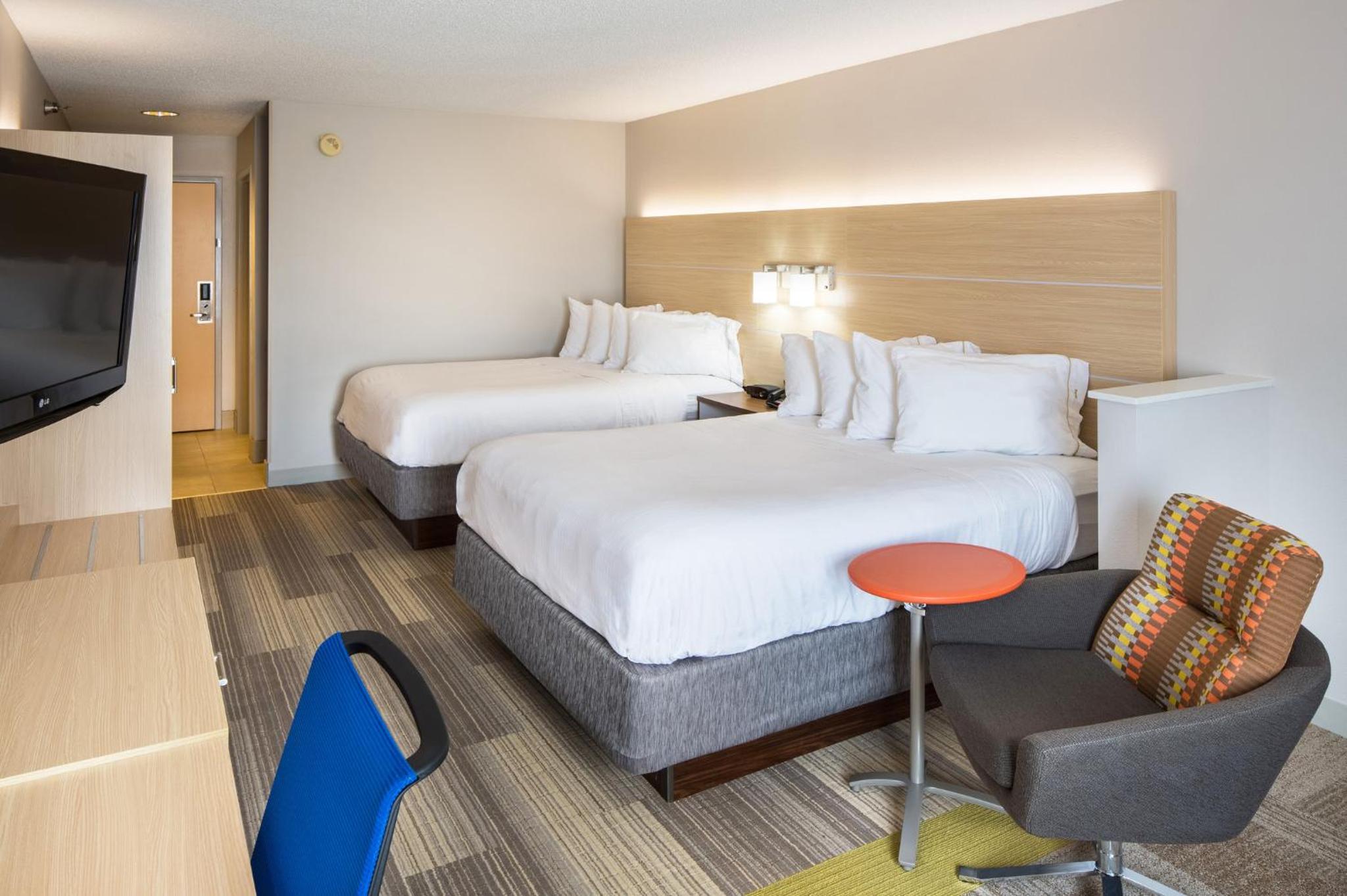 Standard Queen Room with Two Queen Beds - Photo 4
