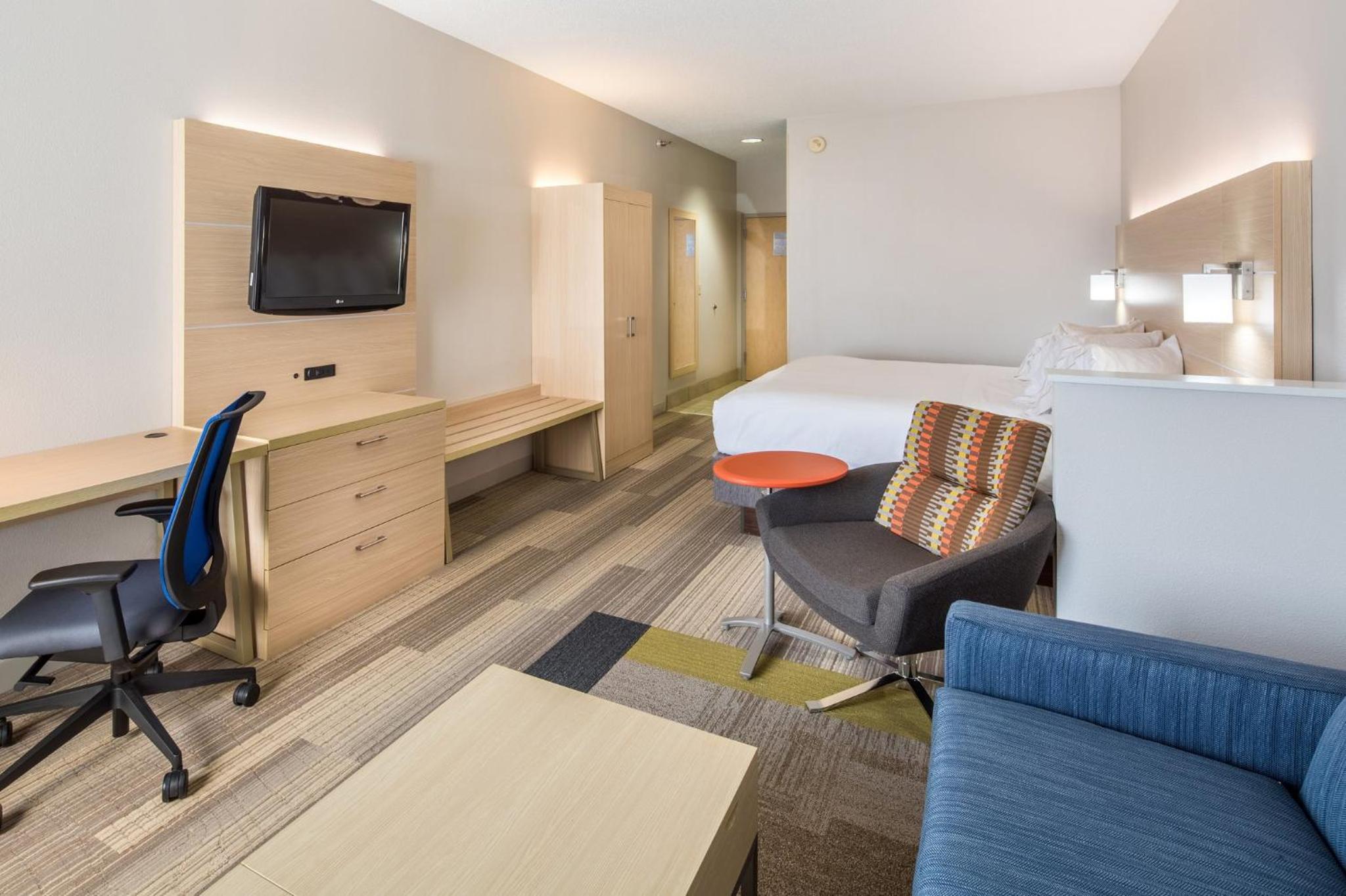 Standard King Room with Extra Space - Photo 1