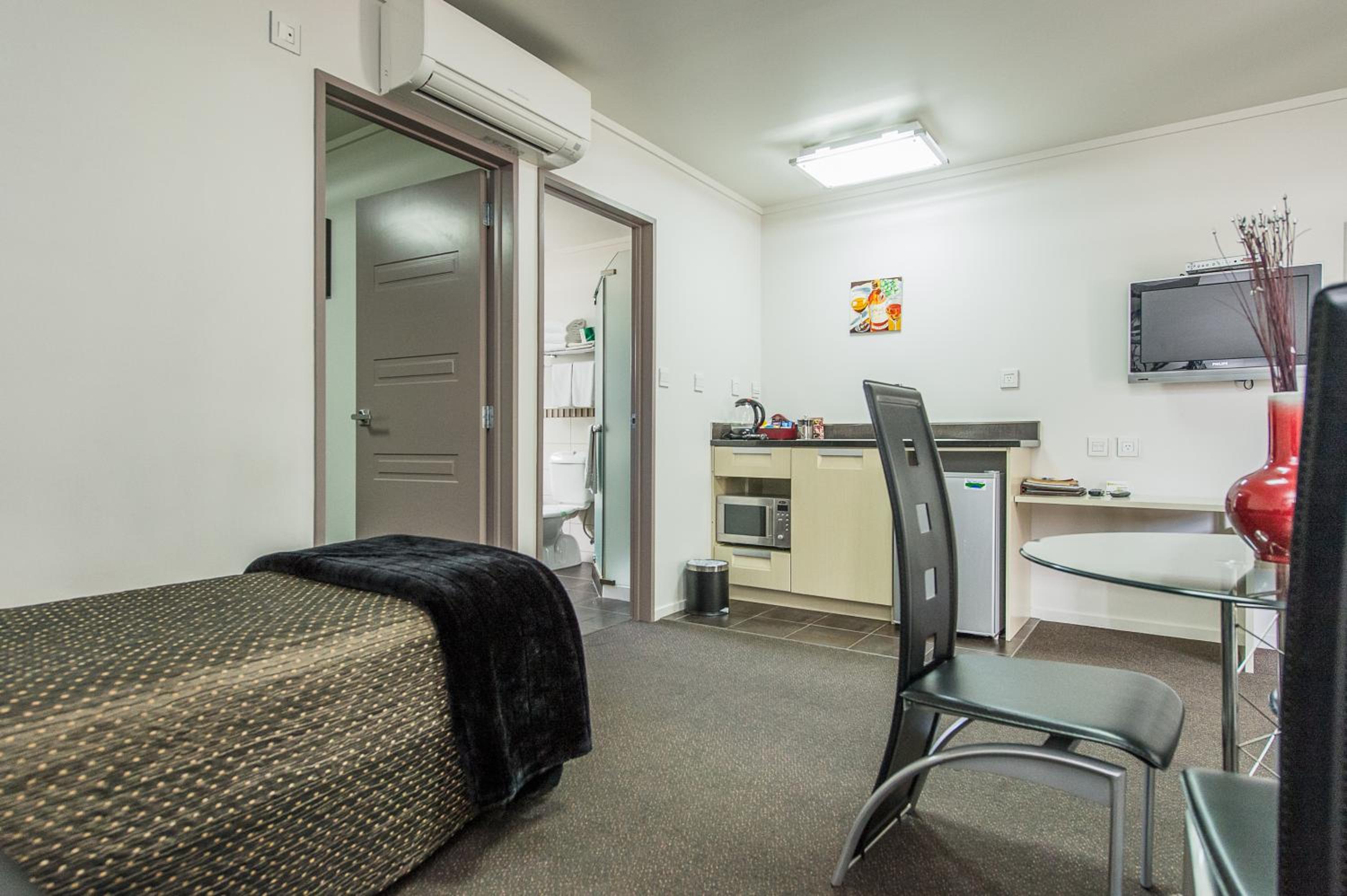 One-Bedroom Suite with Spa photo 2