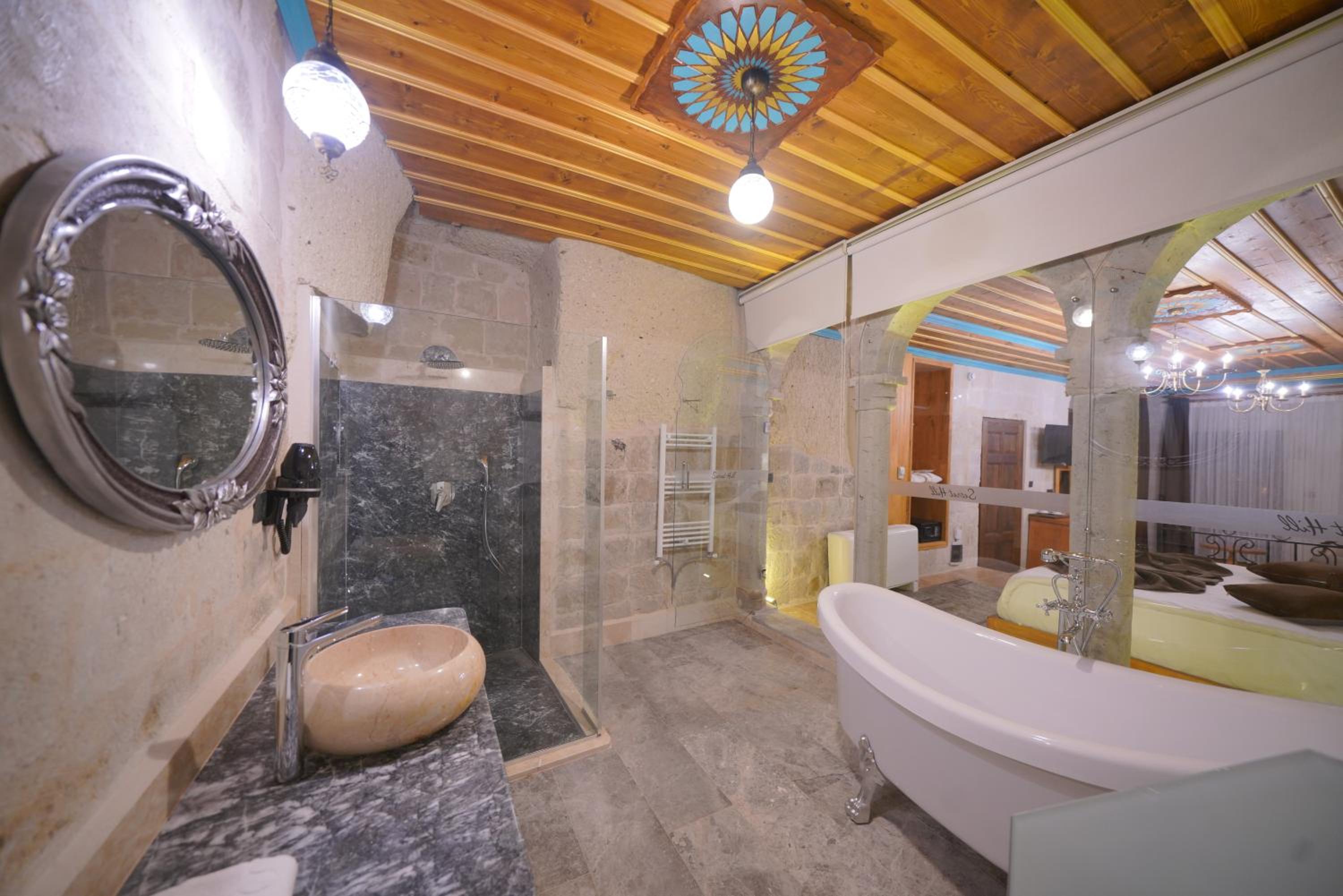 King Suite with Balcony - Photo 8