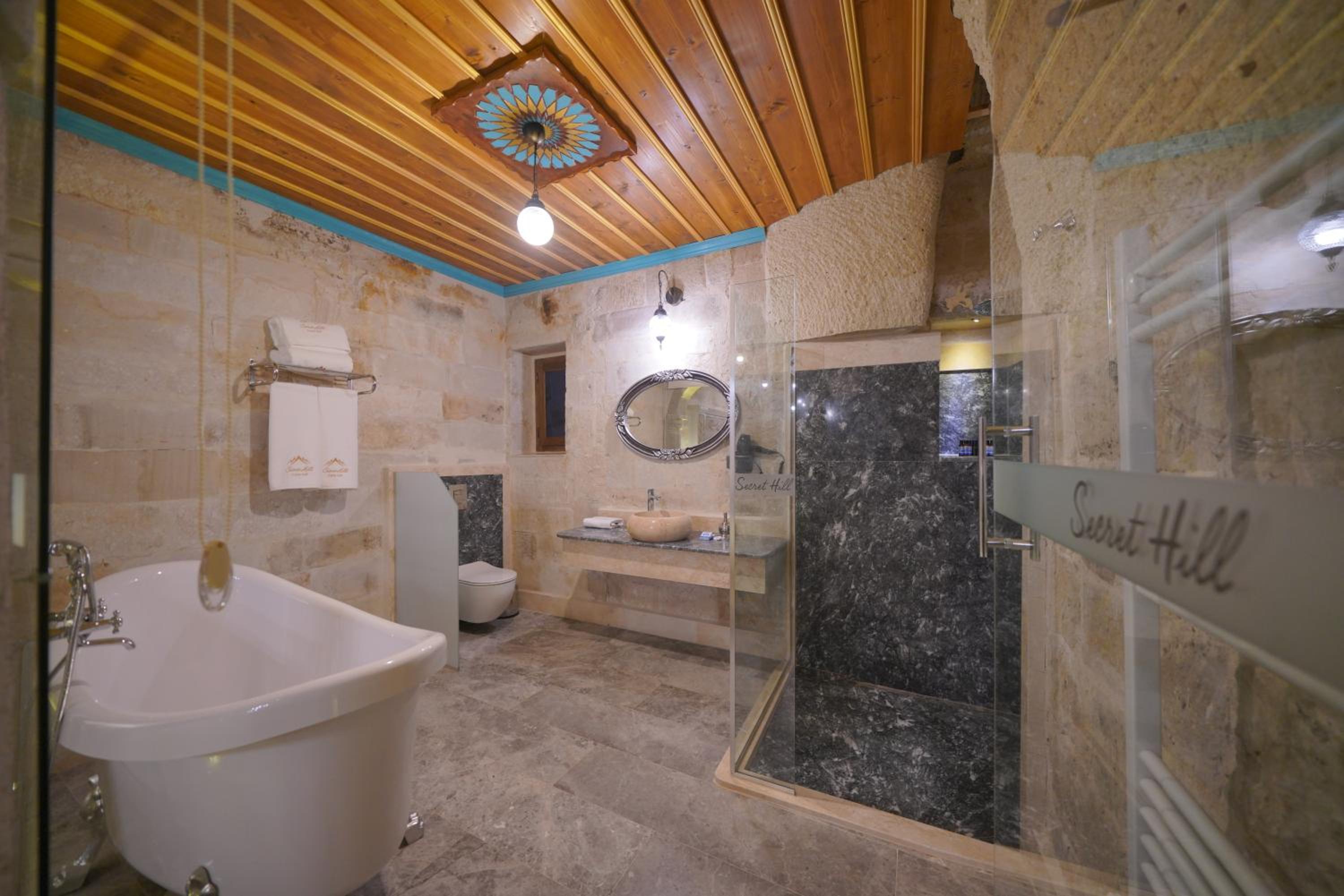 King Suite with Balcony - Photo 3