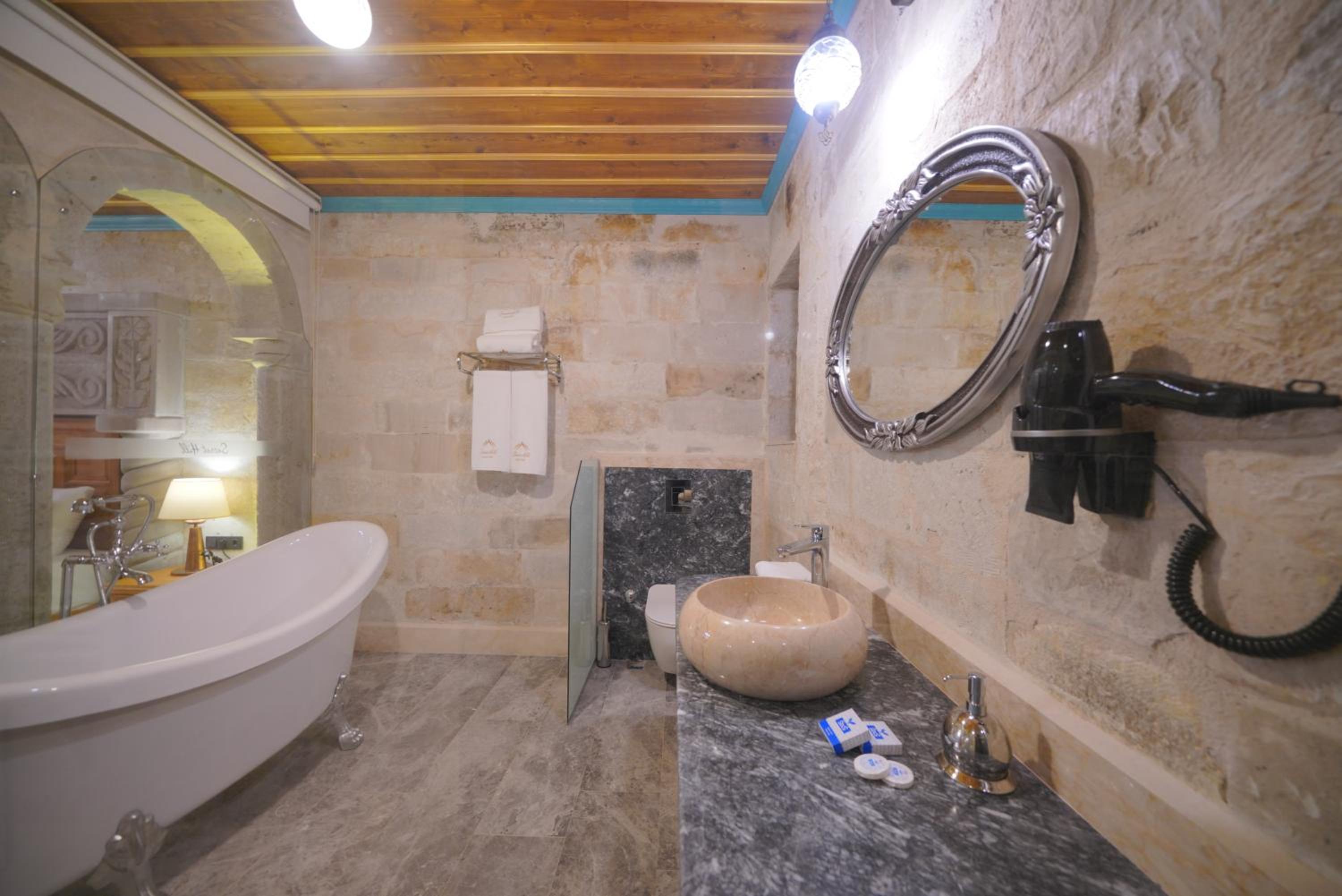 King Suite with Balcony - Photo 9