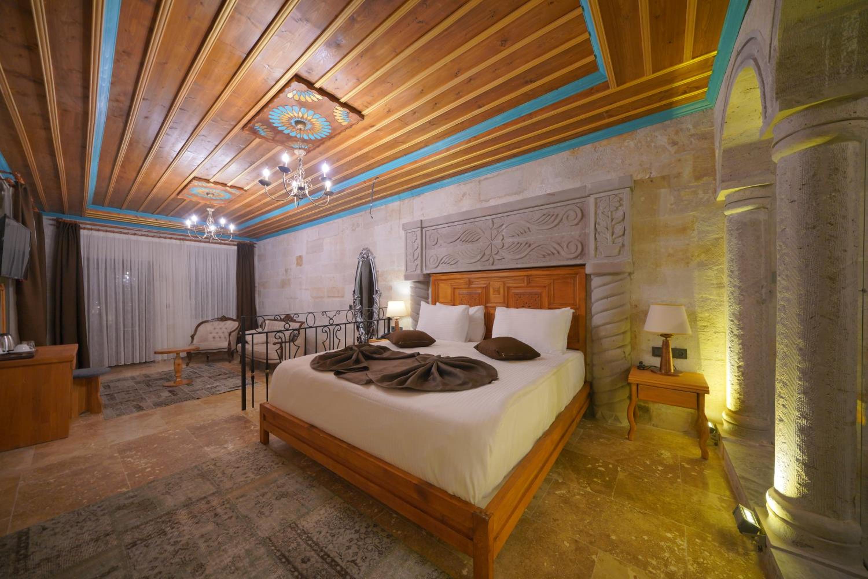 King Suite with Balcony - Photo 4