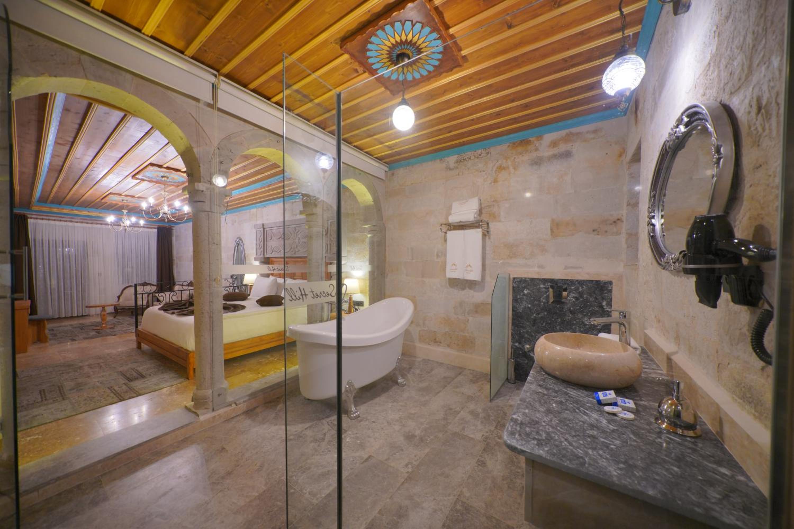King Suite with Balcony - Photo 12