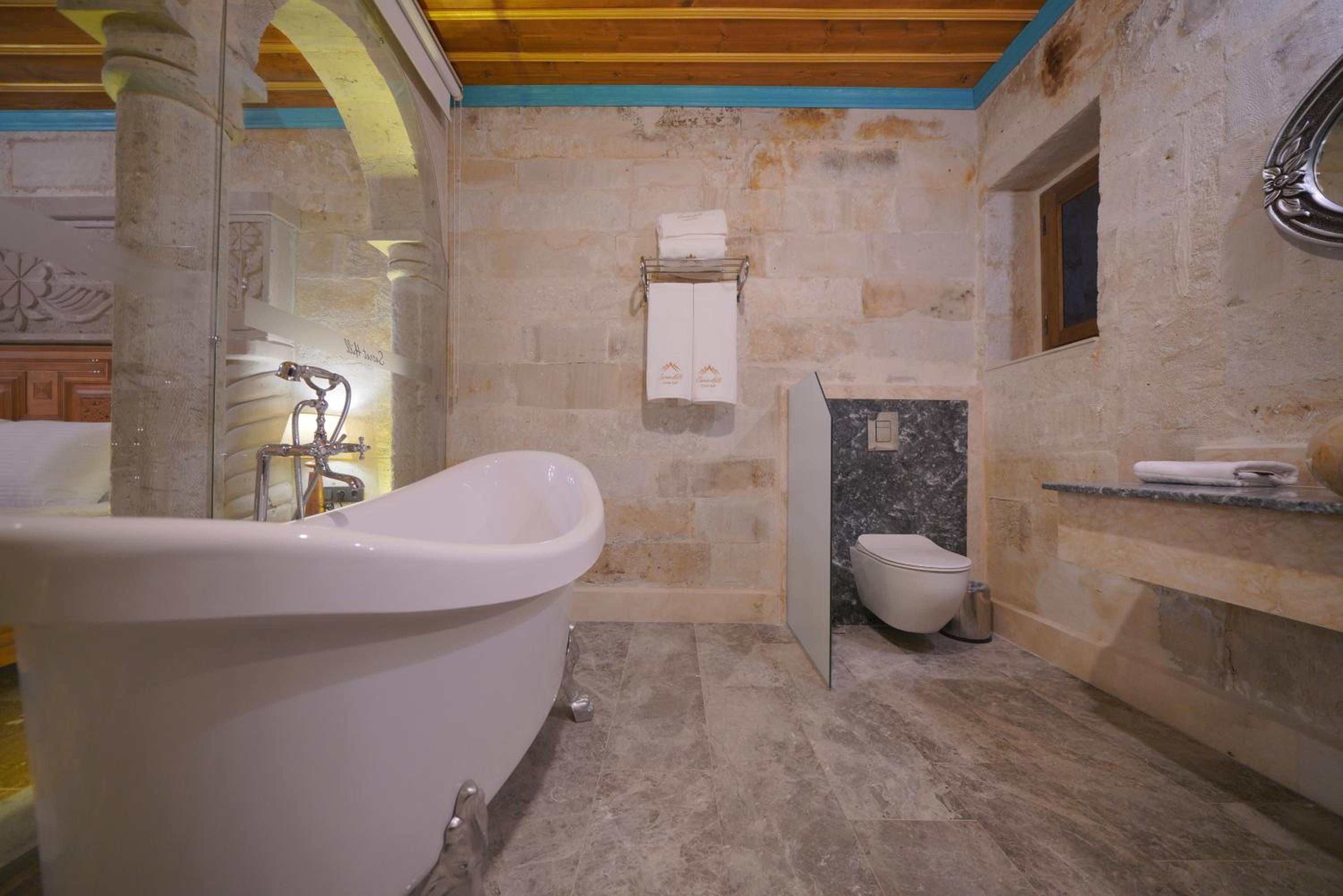 King Suite with Balcony - Photo 10